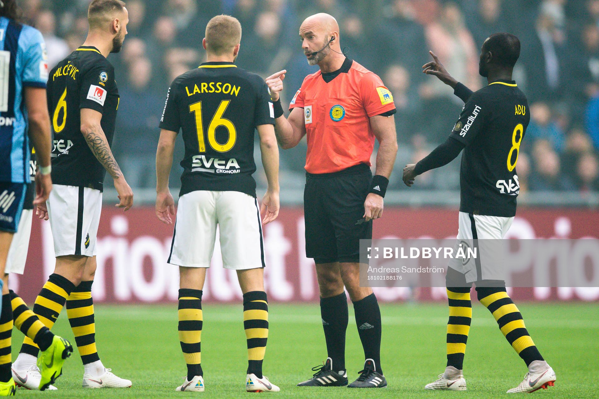 s Sebastian Larsson diskuterar med domaren