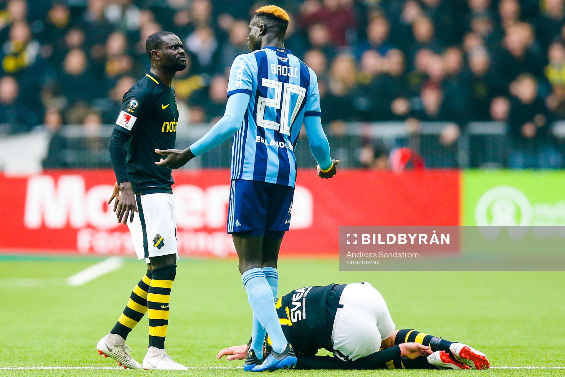 s Tarik Elyounoussi diskuterar med Djurgårdens Aliou Badji