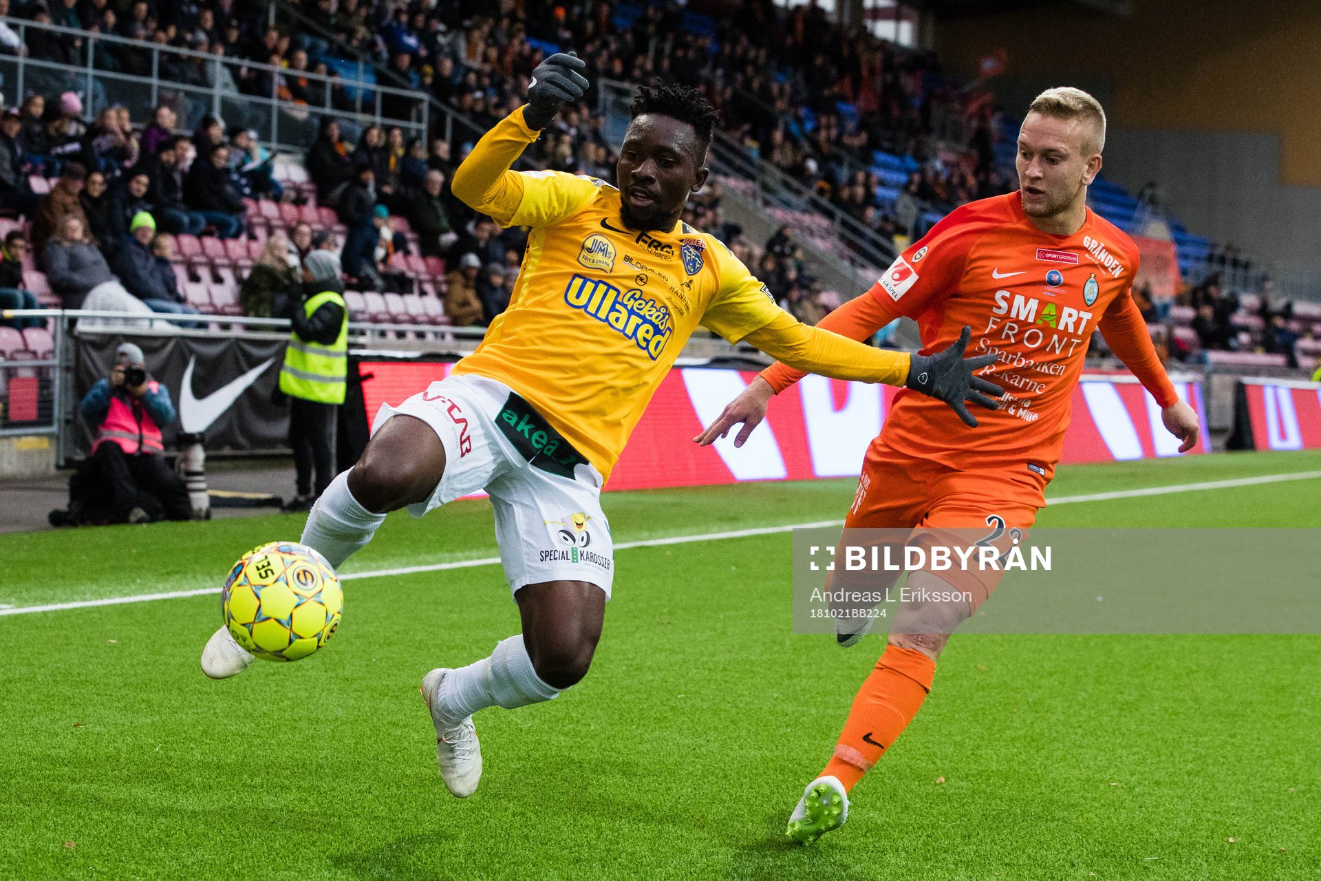 Falkenbergs Chisom Egbuchunam och AFC Eskilstunas Alexander