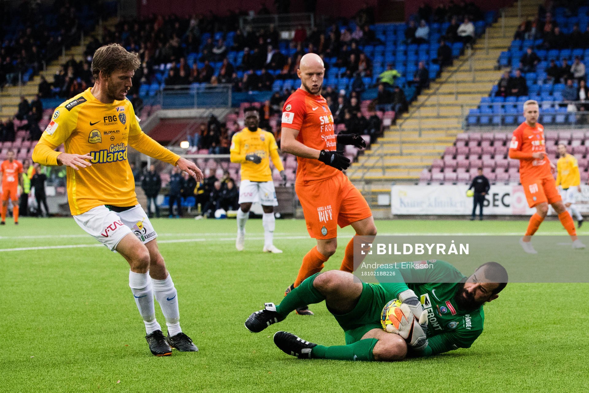 Falkenbergs Karl Söderström och AFC Eskilstunas målvakt