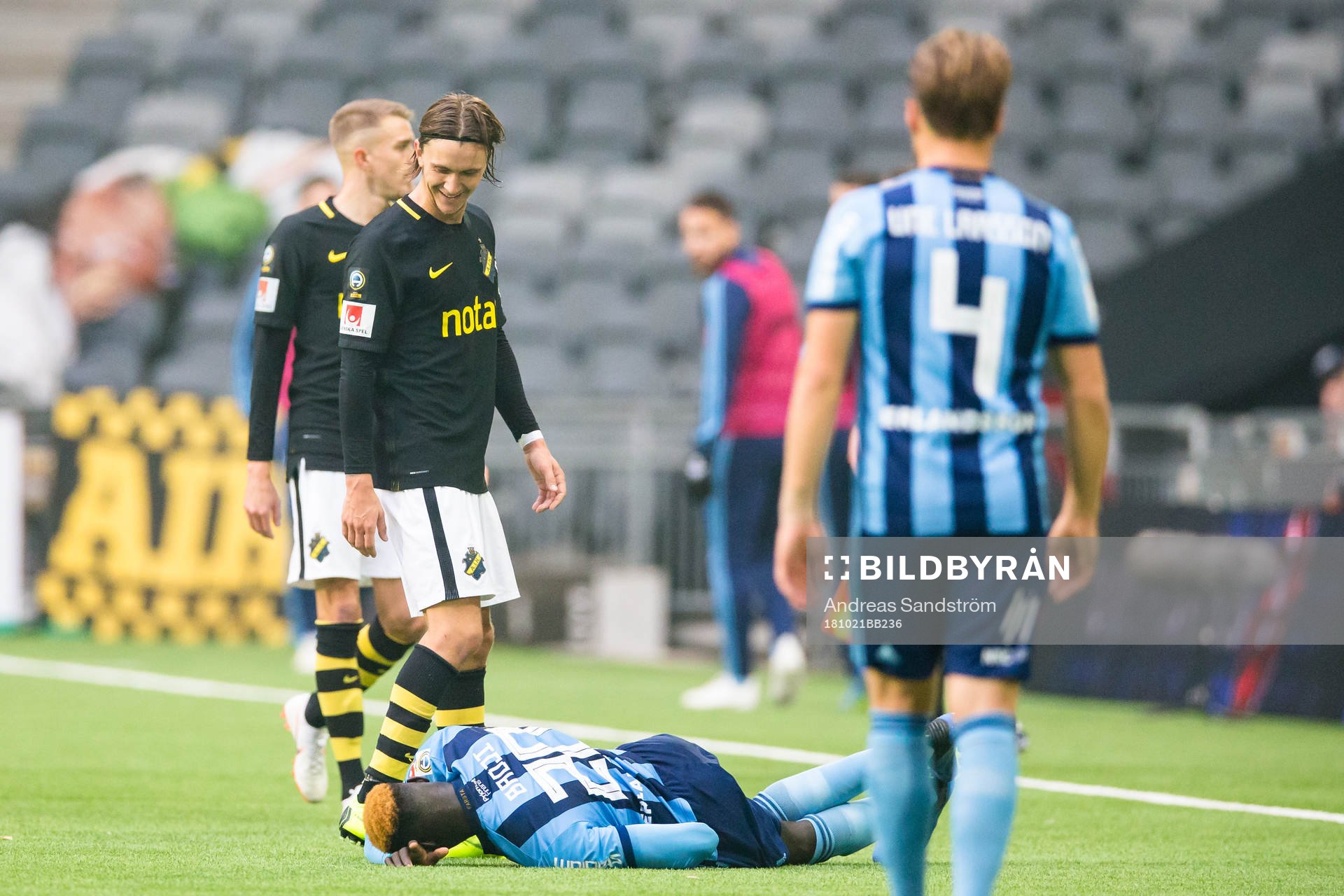 s Kristoffer Olsson ler medans Djurgårdens Aliou Badji