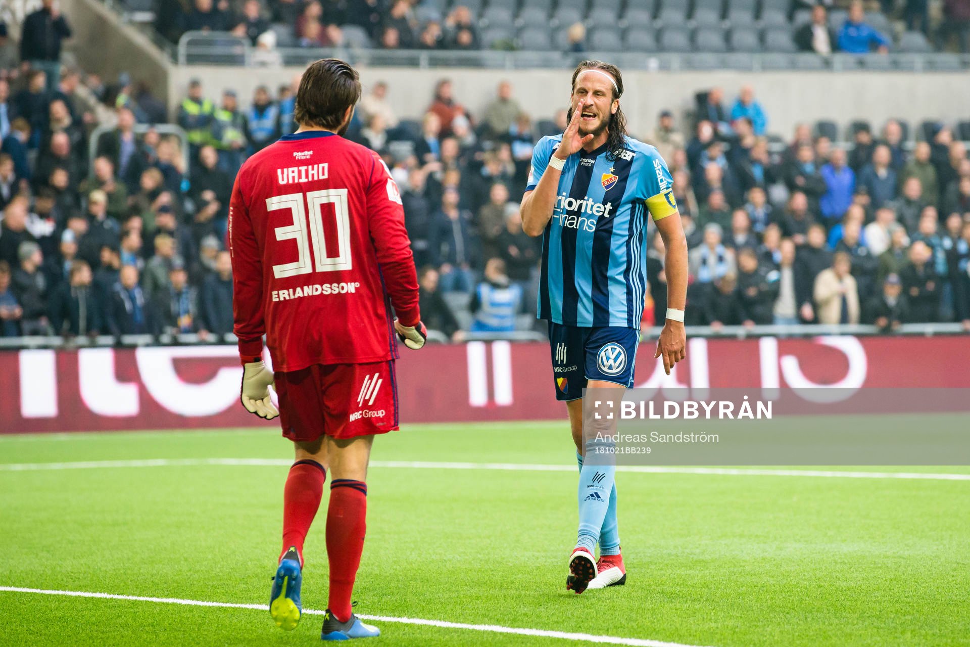 Djurgårdens Jonas Olsson samtalar med målvakt Tommi Vaiho