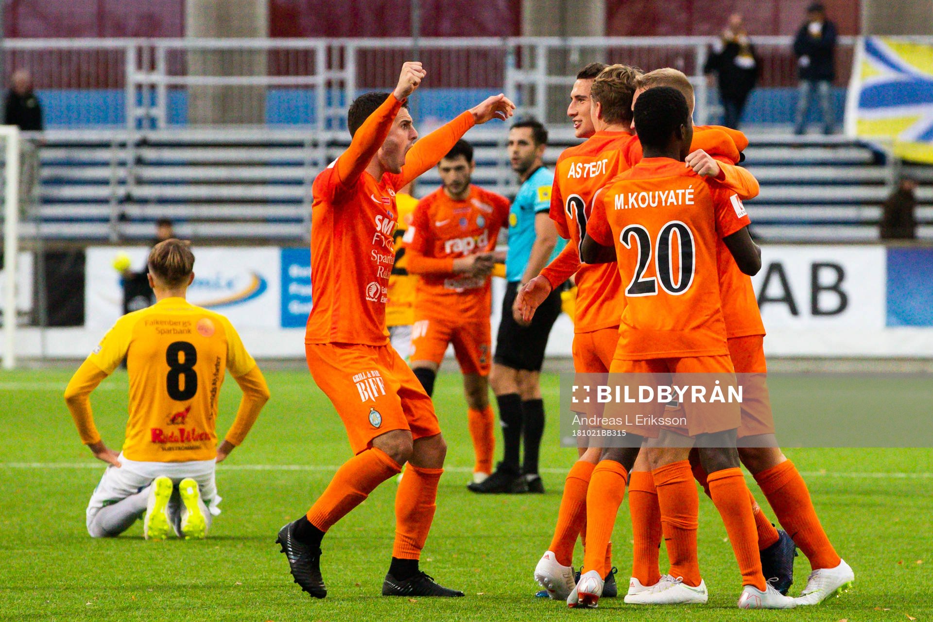 AFC Eskilstunas spelare jublar