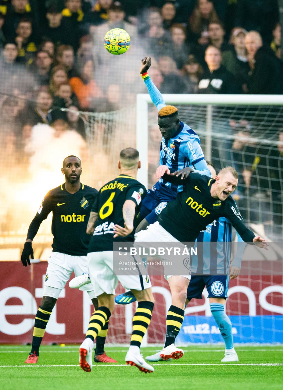 Djurgårdens Aliou Badji i kamp med AIK:s Robin Jansson under fotbollsmatchen i Allsvenskan mellan Djurgården och AIK den 21 oktober 2018 i Stockholm.