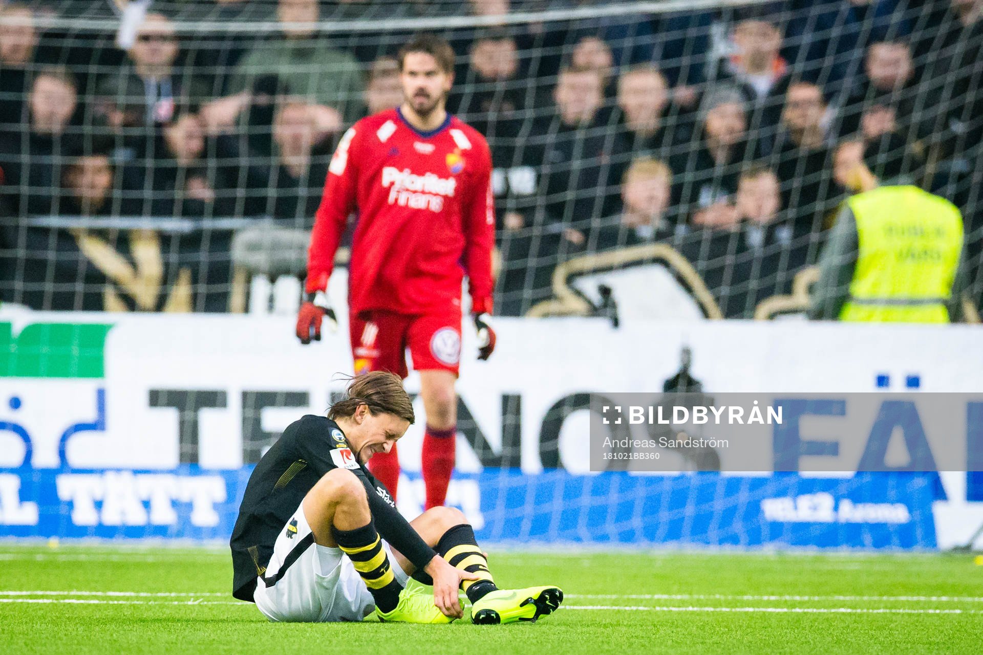 s Kristoffer Olsson sitter på planen och har ont