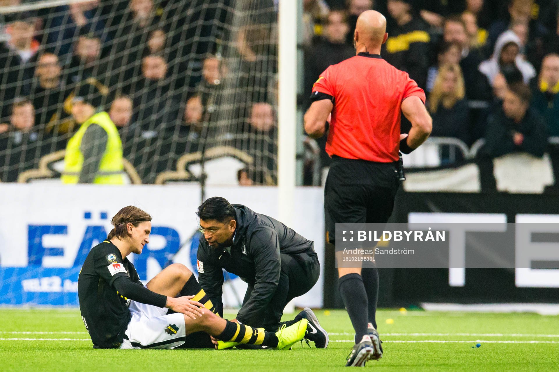 s Kristoffer Olsson tas om hand på planen