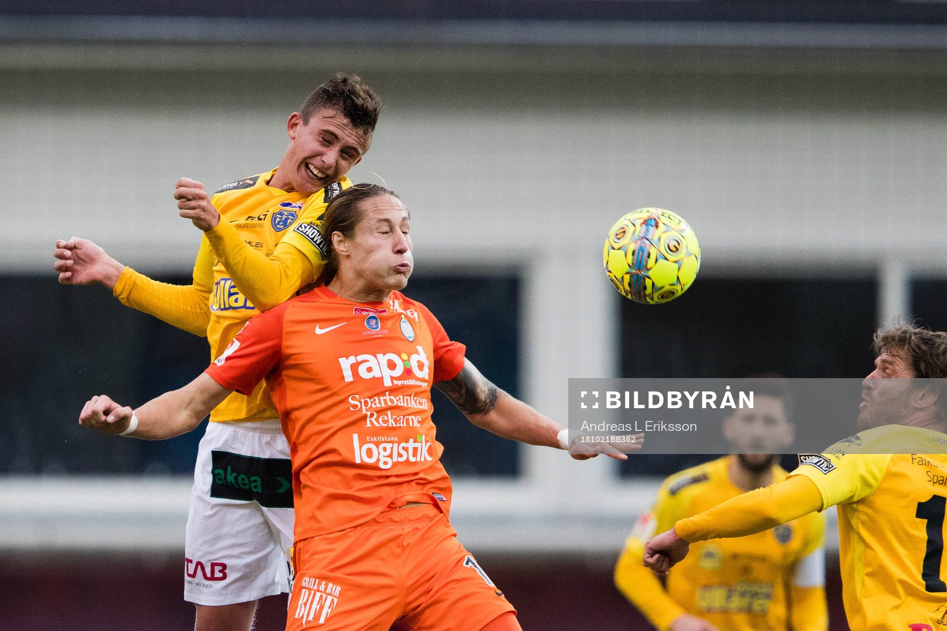 Falkenbergs John Björkengren i en nickduell med med AFC