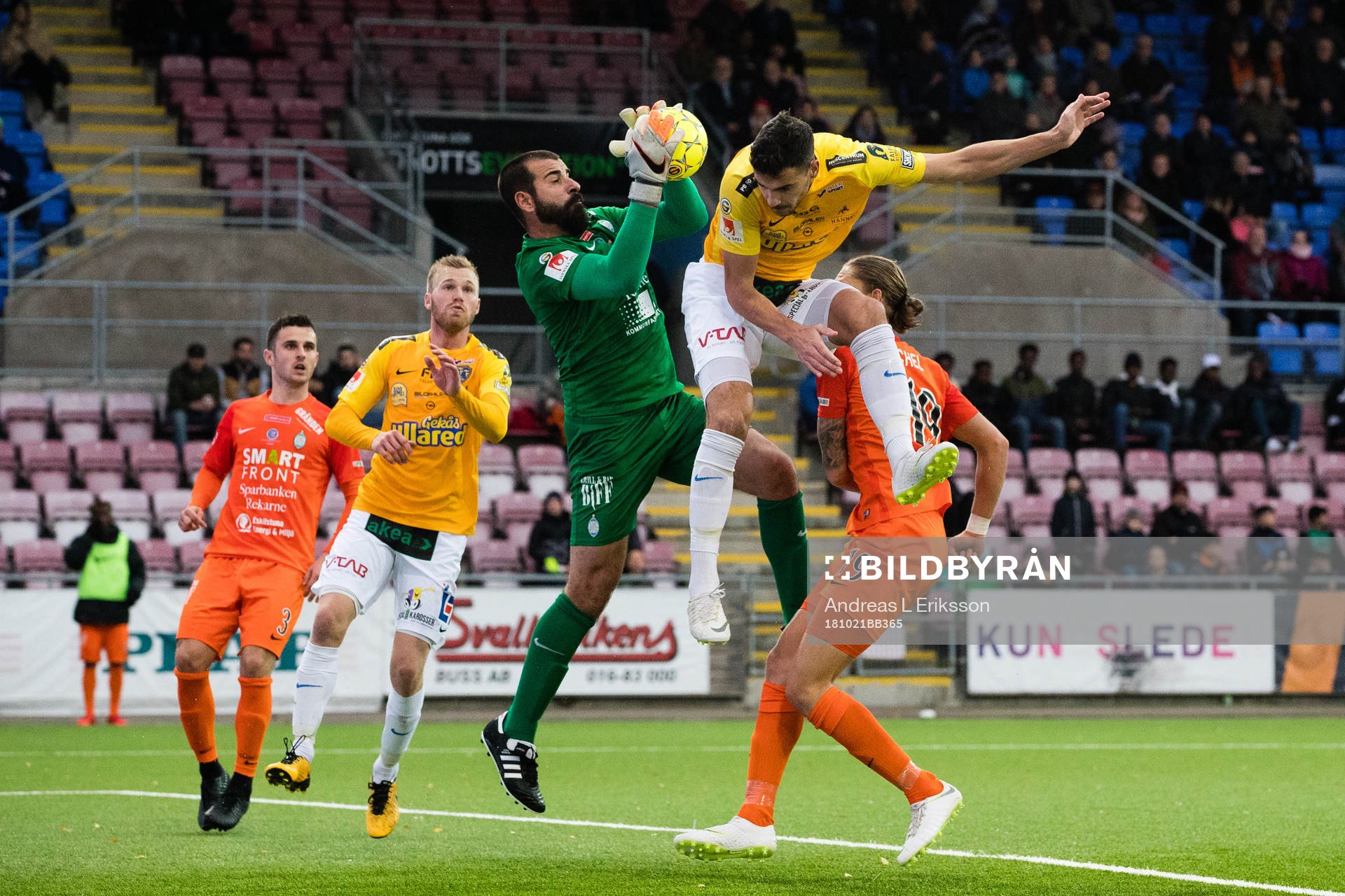 AFC Eskilstunas målvakt Gianluca Curci tar hand om bollen framför Falkenbergs Zlatan Krizanovic under fotbollsmatchen i Superettan mellan AFC Eskilstuna och Falkenberg den 21 oktober 2018 i Stockholm.