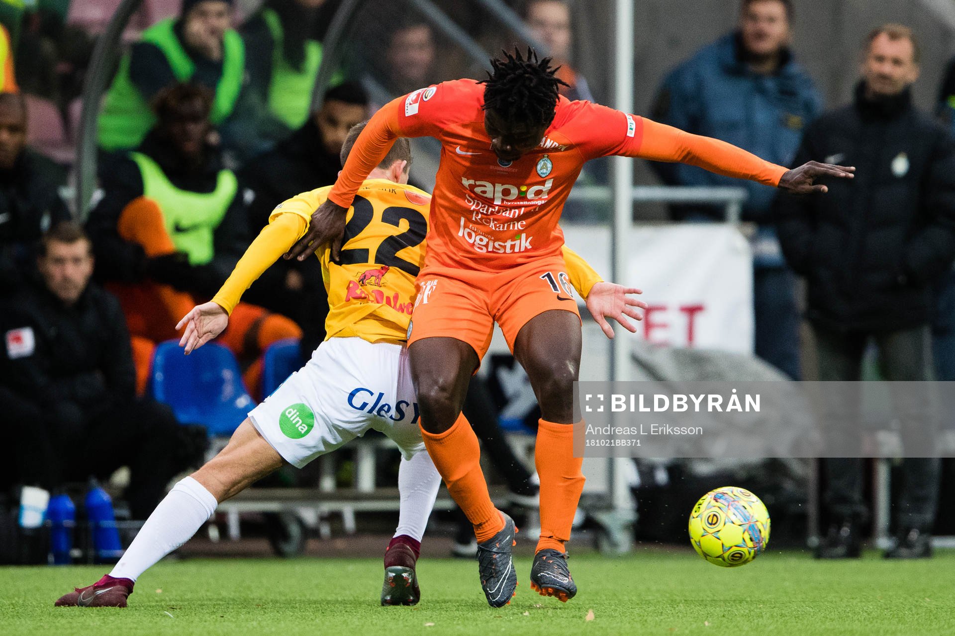 Falkenbergs John Björkengren i kamp om bollen med AFC