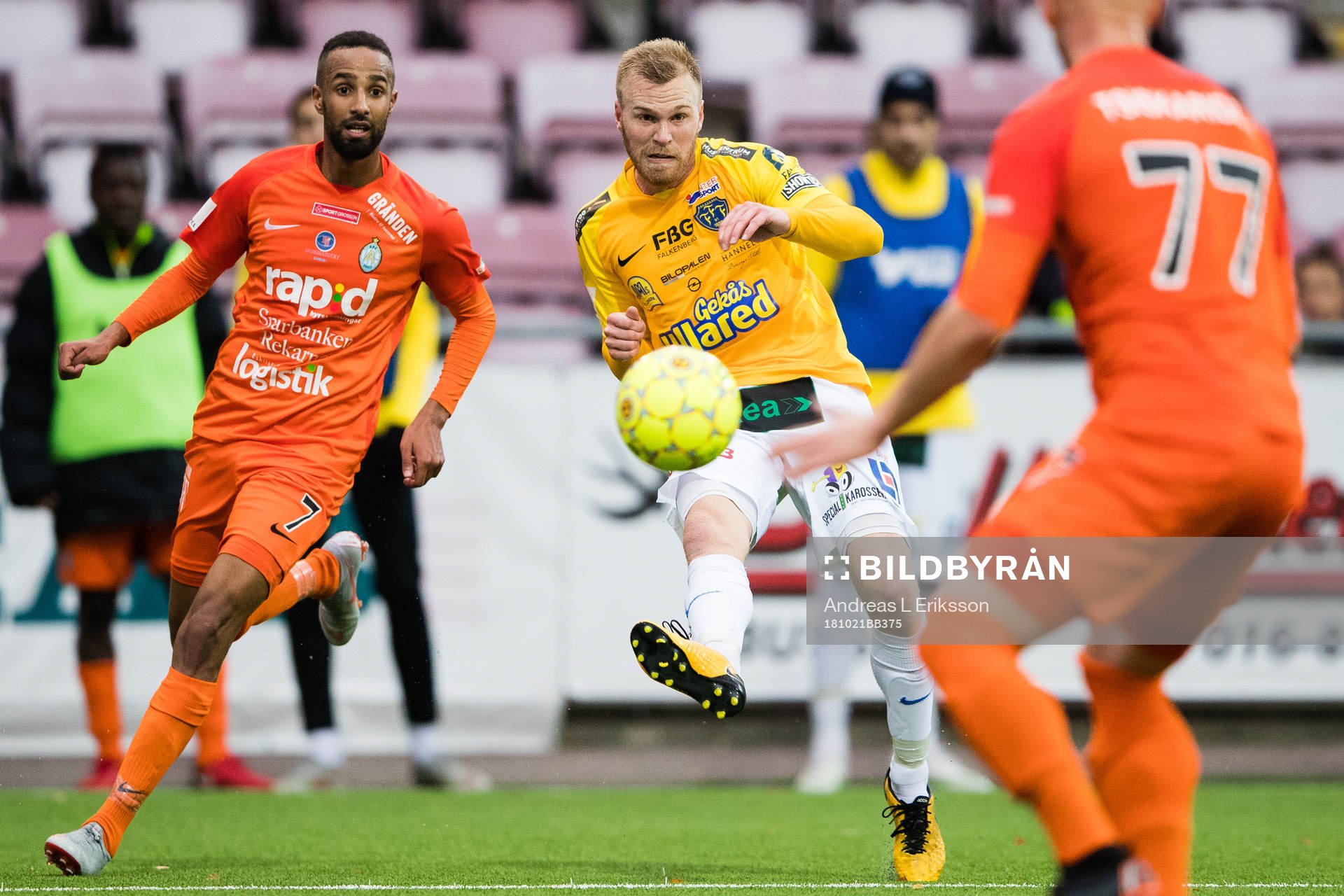 Falkenbergs Per Karlsson med ett inlägg förbi AFC