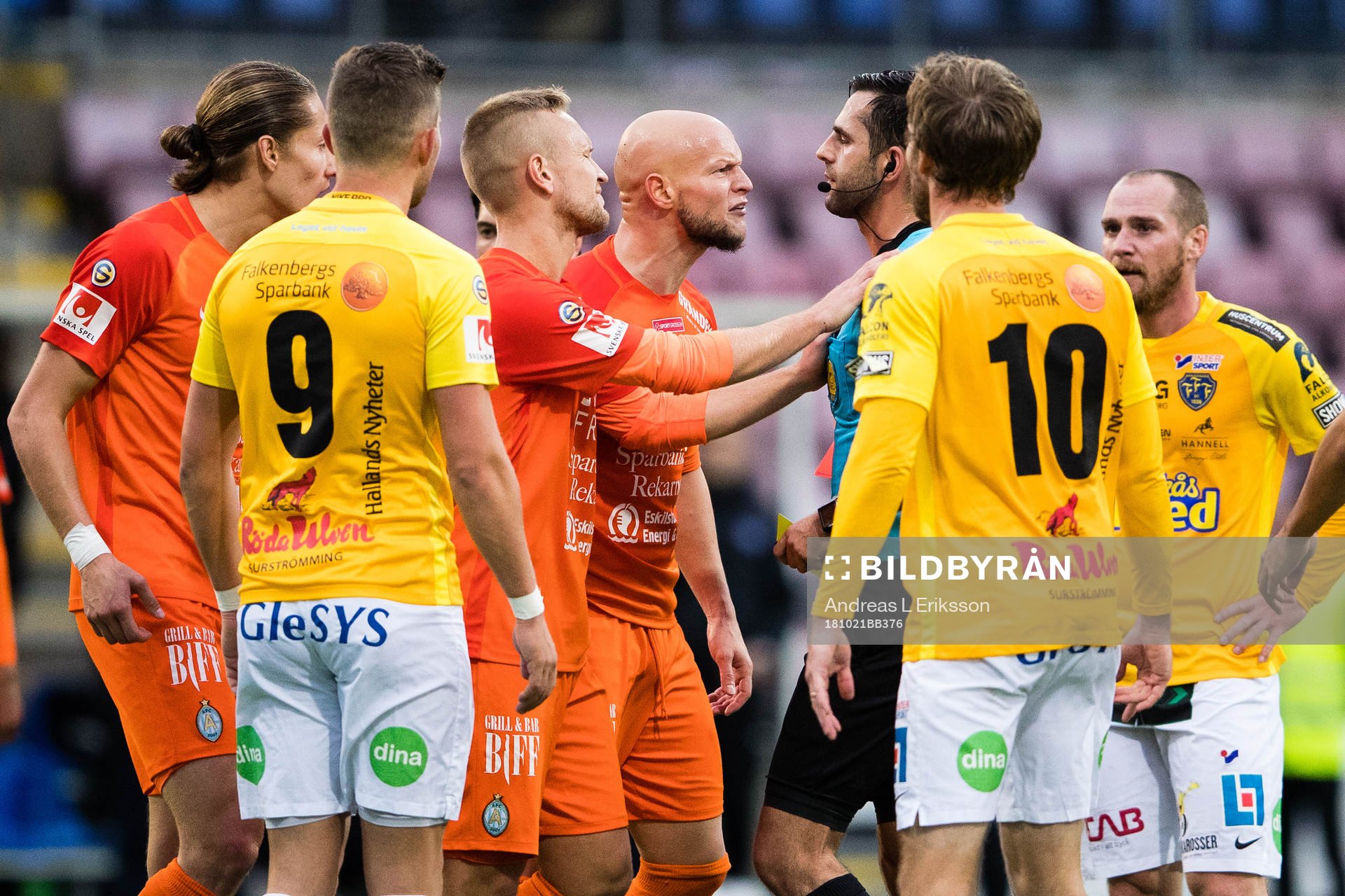 AFC Eskilstunas Zourab Tsiskaridze reagerar på när domare Granit Maqedonci ger honom ett andra gult kort under fotbollsmatchen i Superettan mellan AFC Eskilstuna och Falkenberg den 21 oktober 2018 i Stockholm.