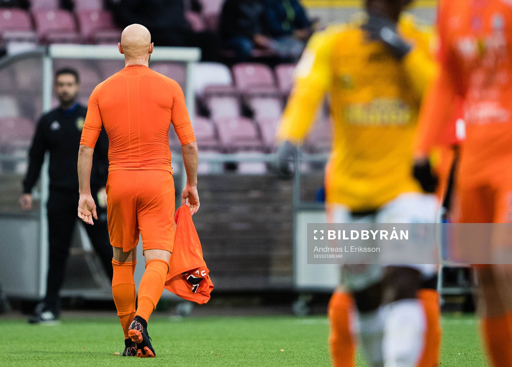 AFC Eskilstunas Zourab Tsiskaridzelämnar planen efter att ha fått sitt andra gula kort under fotbollsmatchen i Superettan mellan AFC Eskilstuna och Falkenberg den 21 oktober 2018 i Stockholm.