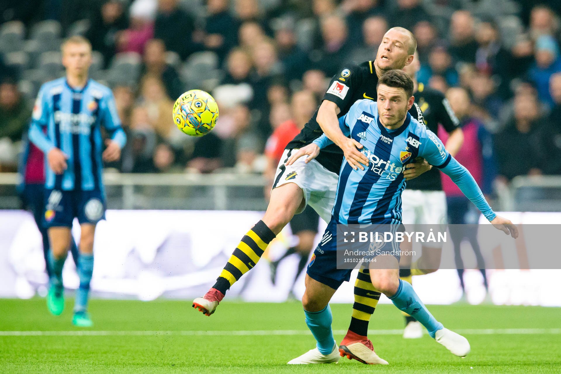 s Per Karlsson i kamp om bollen med Djurgårdens Kerim