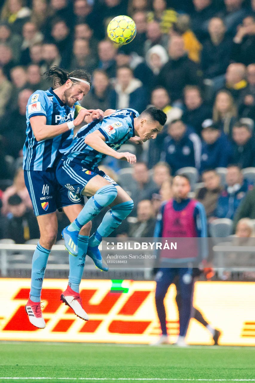 Djurgårdens Jonas Olsson går upp i en nickduell med