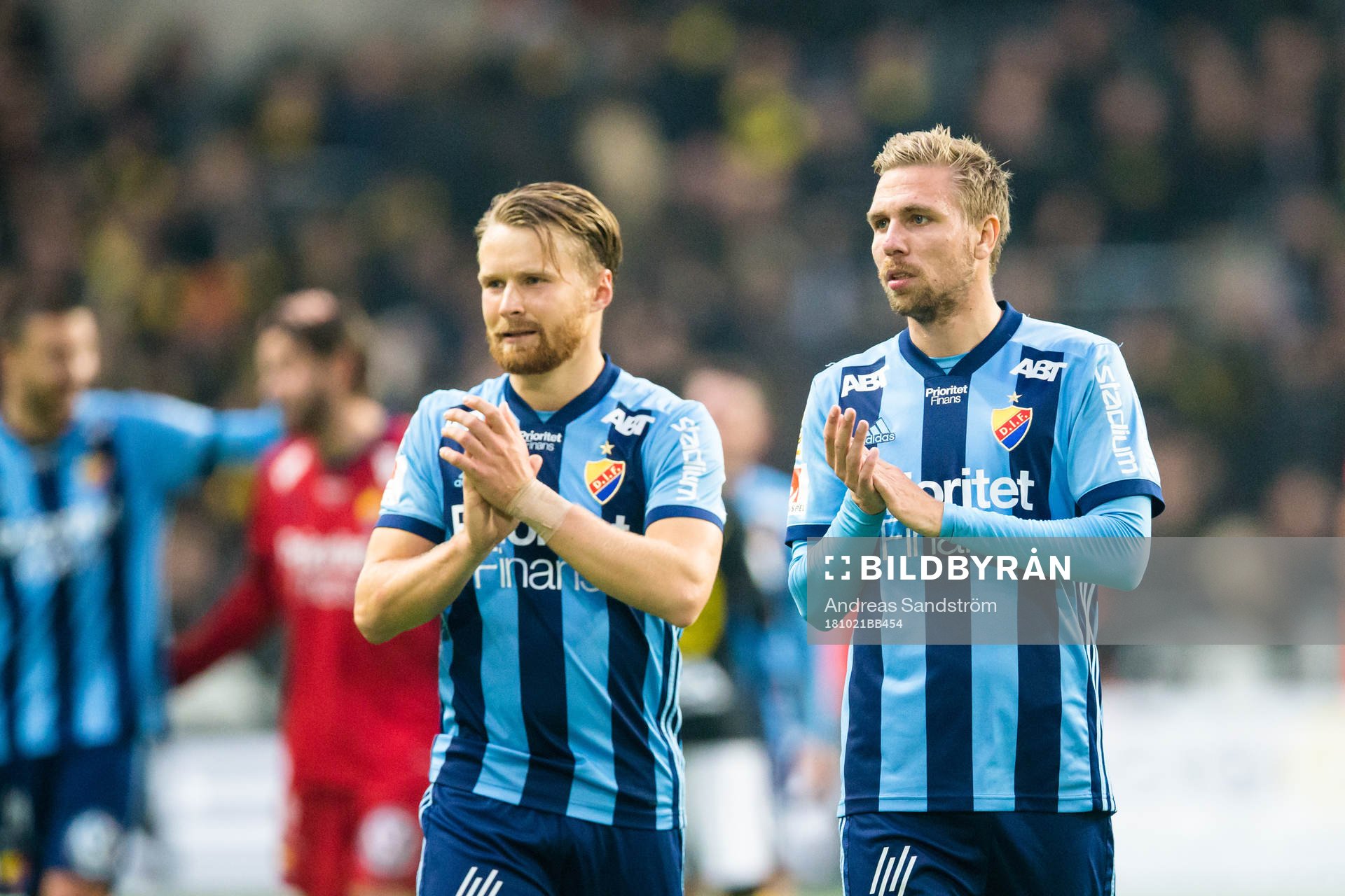 Djurgårdens Jacob Une Larsson och Jonathan Ring tackar