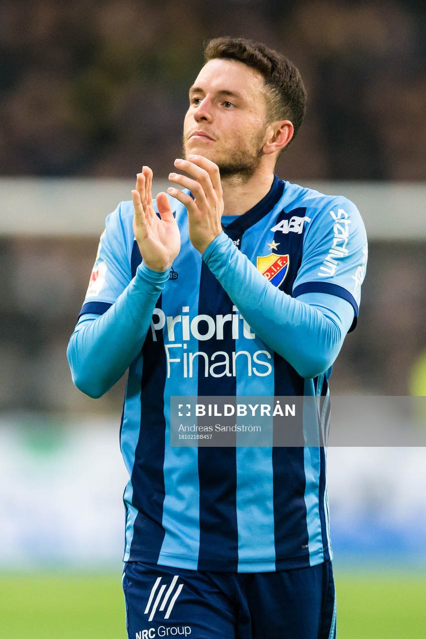 Djurgårdens Kerim Mrabti tackar publiken efter fotbollsmatchen i Allsvenskan mellan Djurgården och AIK den 21 oktober 2018 i Stockholm. 