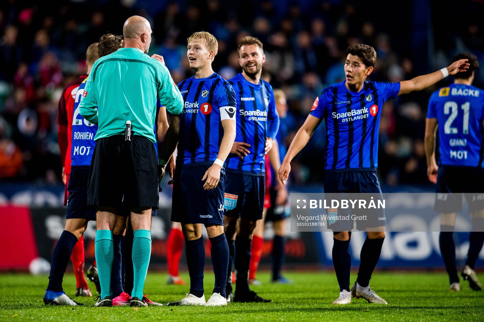 Referee Trond Ivar Døvle, Andreas Hanche-Olsen and Vadim