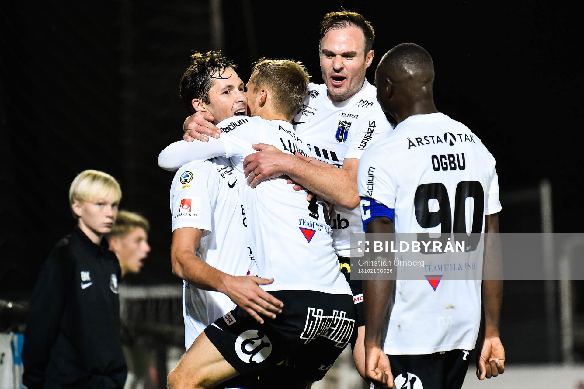 Sirius Philip Haglund jublar med lagkamrater