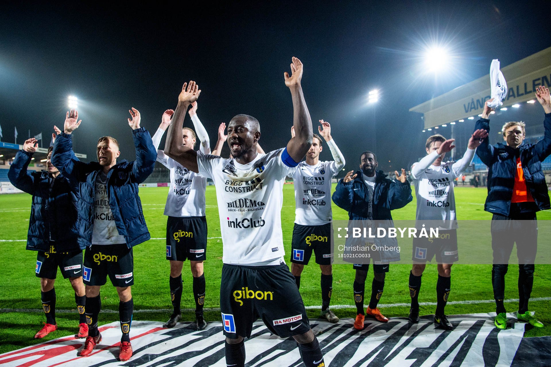 Sirius Moses Ogbu jublar med lagkamraterna efter vinsten i fotbollsmatchen i Allsvenskan mellan Trelleborg och Sirius den 21 oktober 2018 i Trelleborg.