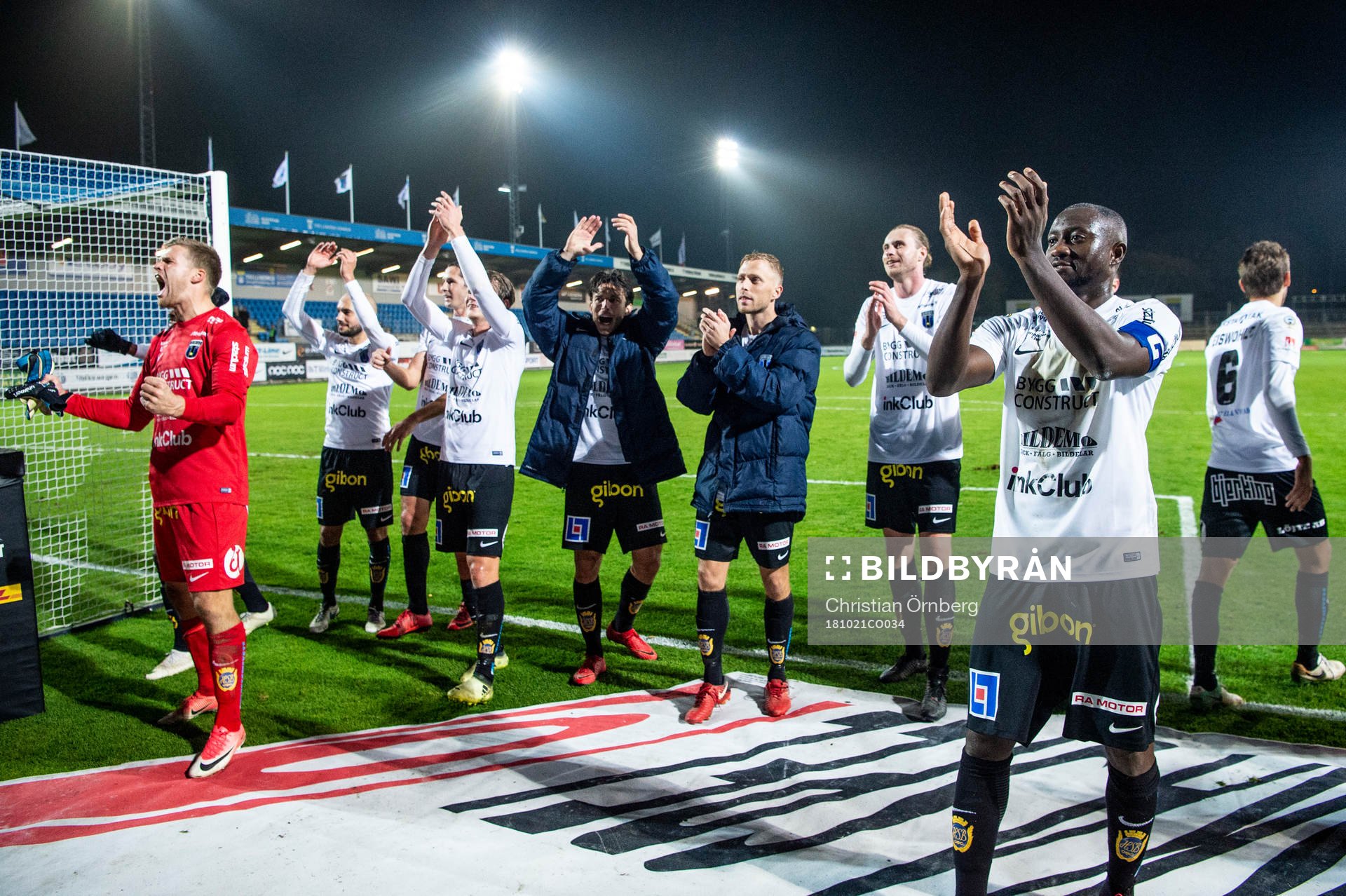 Sirius målvakt Lukas Jonsson och Moses Ogbu jublar med