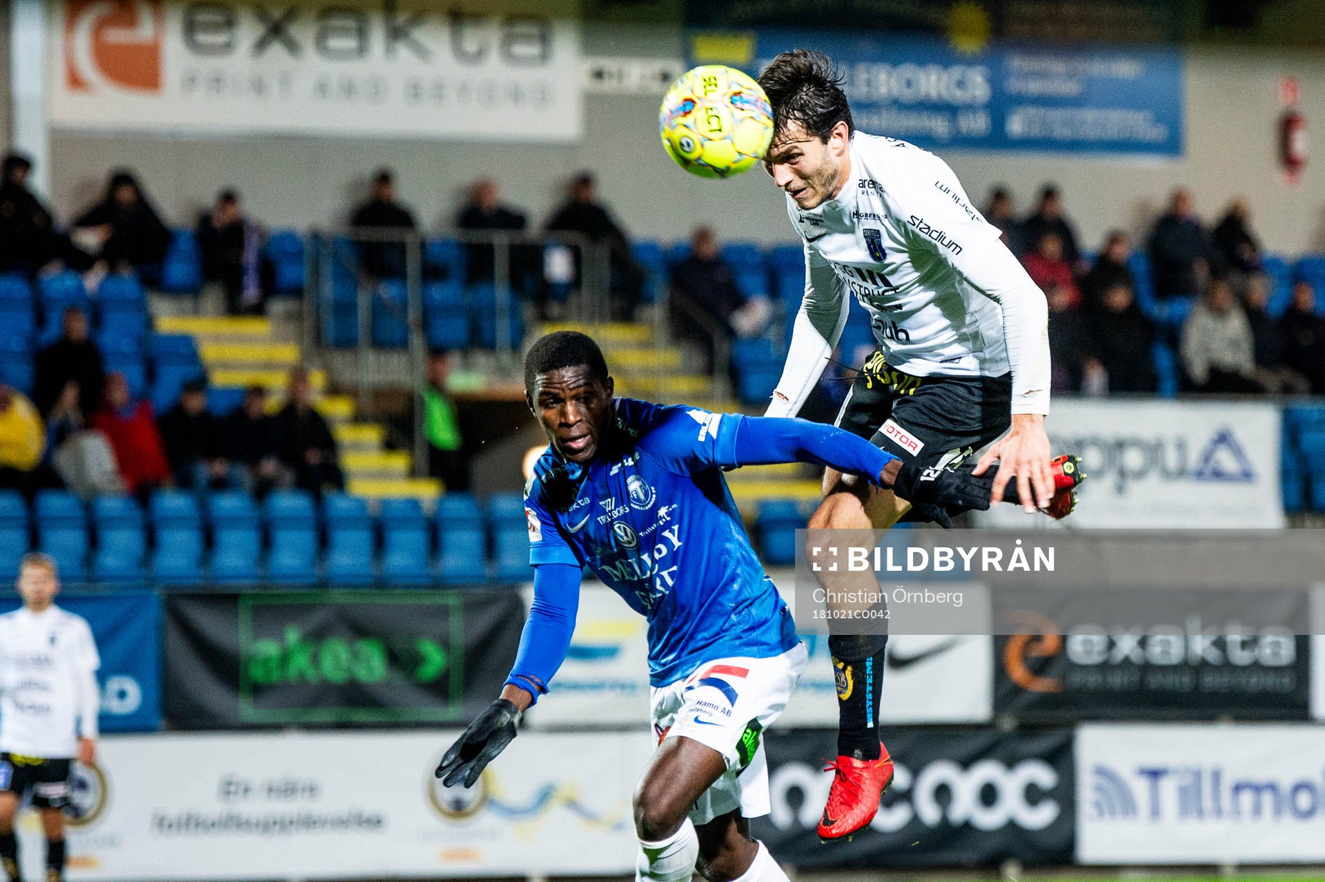 Sirius Ian Sirelius mot Trelleborgs Kofi Sarkodie under fotbollsmatchen i Allsvenskan mellan Trelleborg och Sirius den 21 oktober 2018 i Trelleborg.