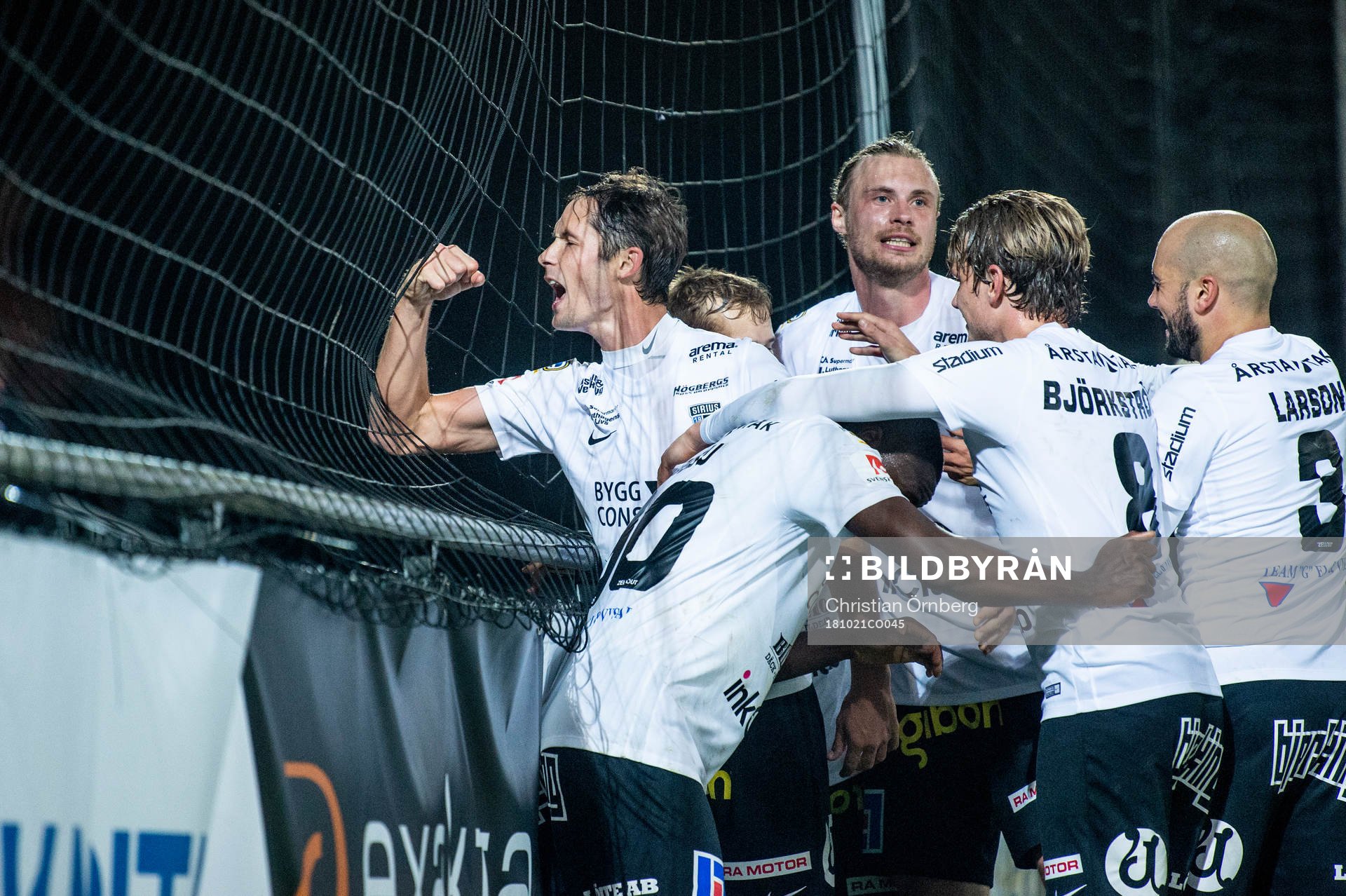Sirius Philip Haglund jublar efter 1-2 med lagkamraterna under fotbollsmatchen i Allsvenskan mellan Trelleborg och Sirius den 21 oktober 2018 i Trelleborg.