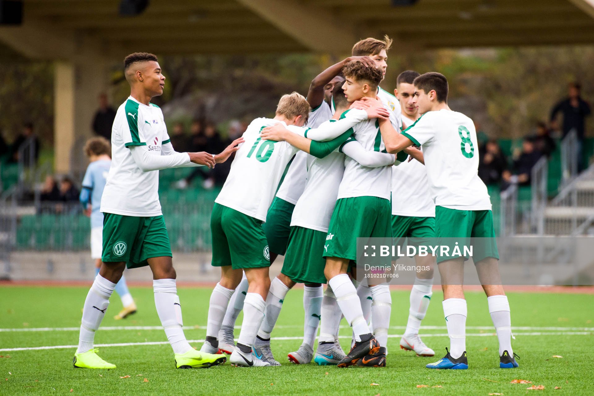Hammarbys Aziz Arabi jublar med lagkamrater