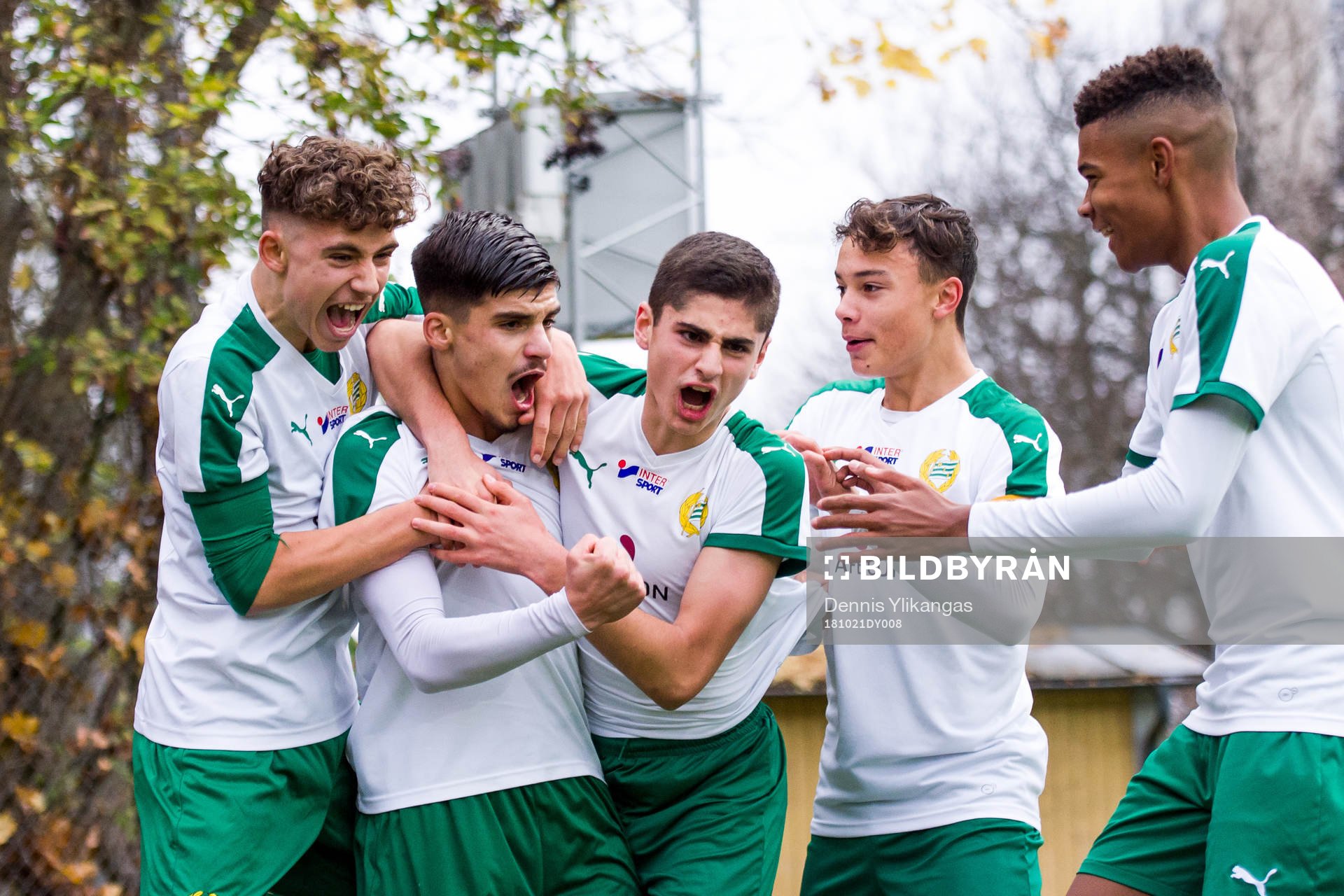 Hammarbys Ebon Shabanaj jublar med lagkamrater