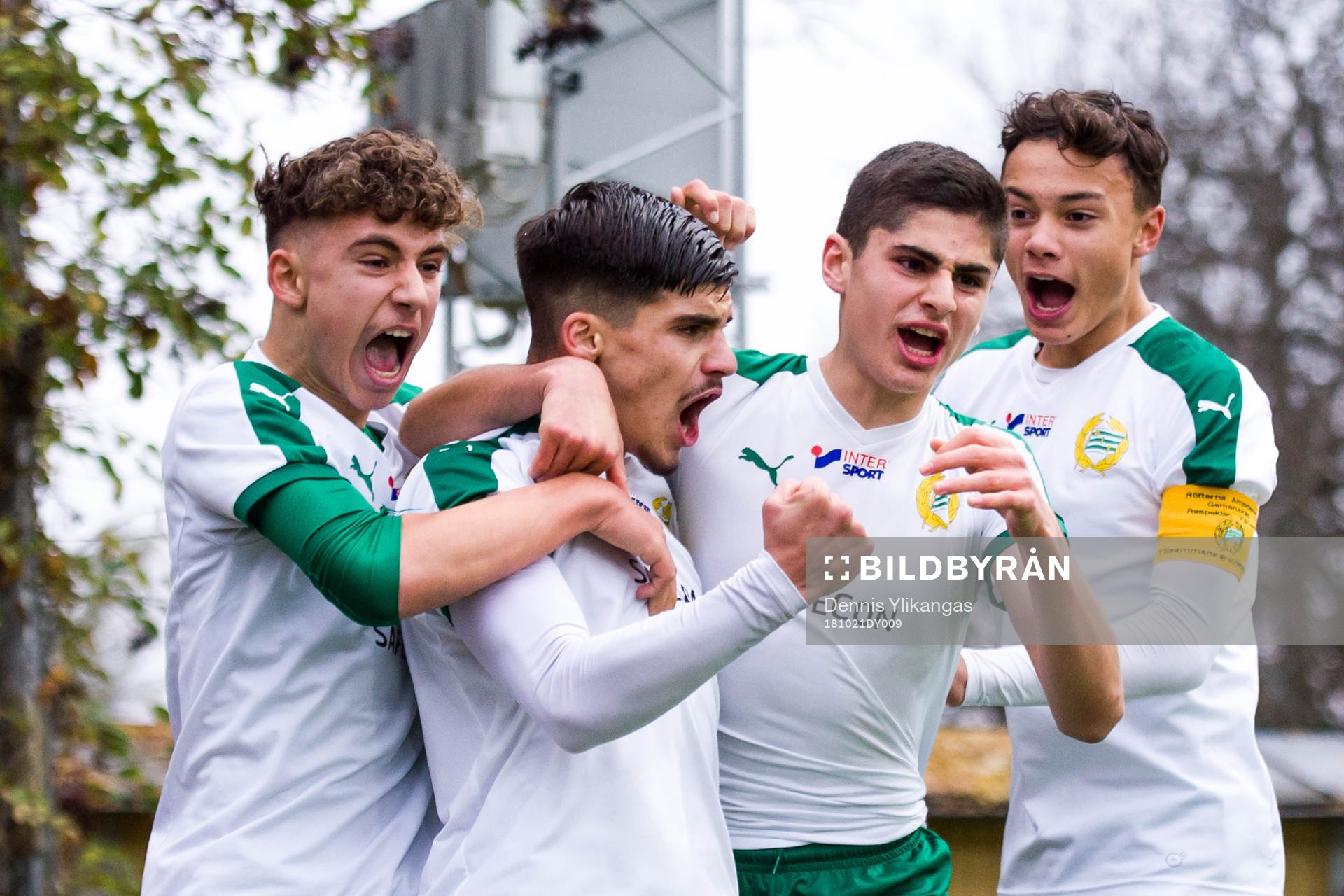 Hammarbys Ebon Shabanaj jublar med lagkamrater