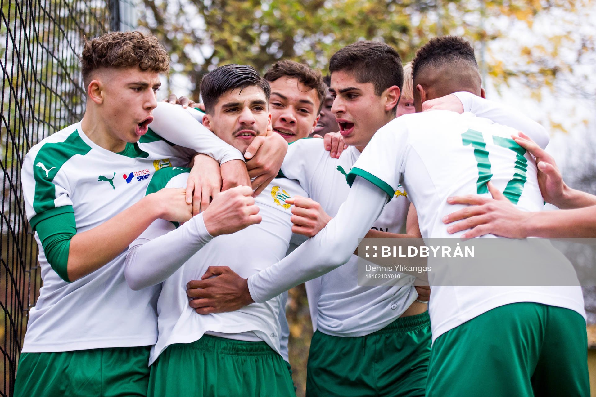Hammarbys Ebon Shabanaj jublar med lagkamrater efter sitt 1-0 mål under fotbollsmatchen i U16 SM-finalen mellan Hammarby och Malmö den 21 oktober 2018 i Stockholm.