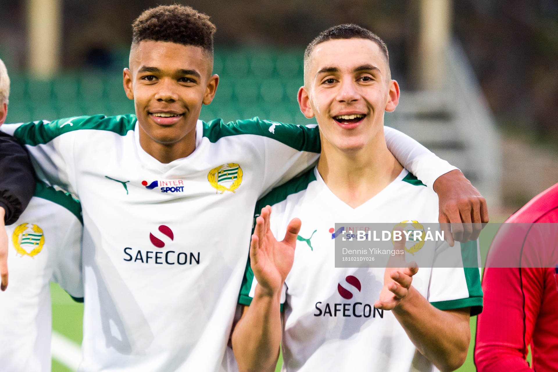 Hammarbys Emil Roback och Jakub Stadnicki jublar