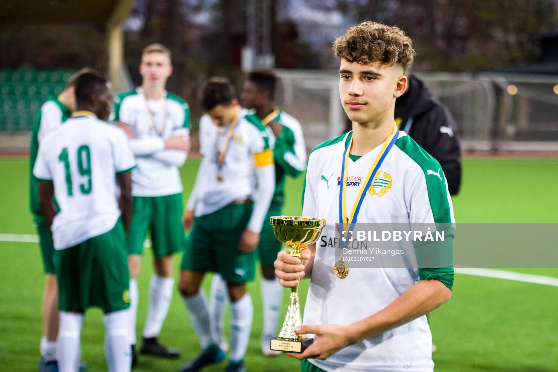 Hammarbys Aziz Arabi med pokalen