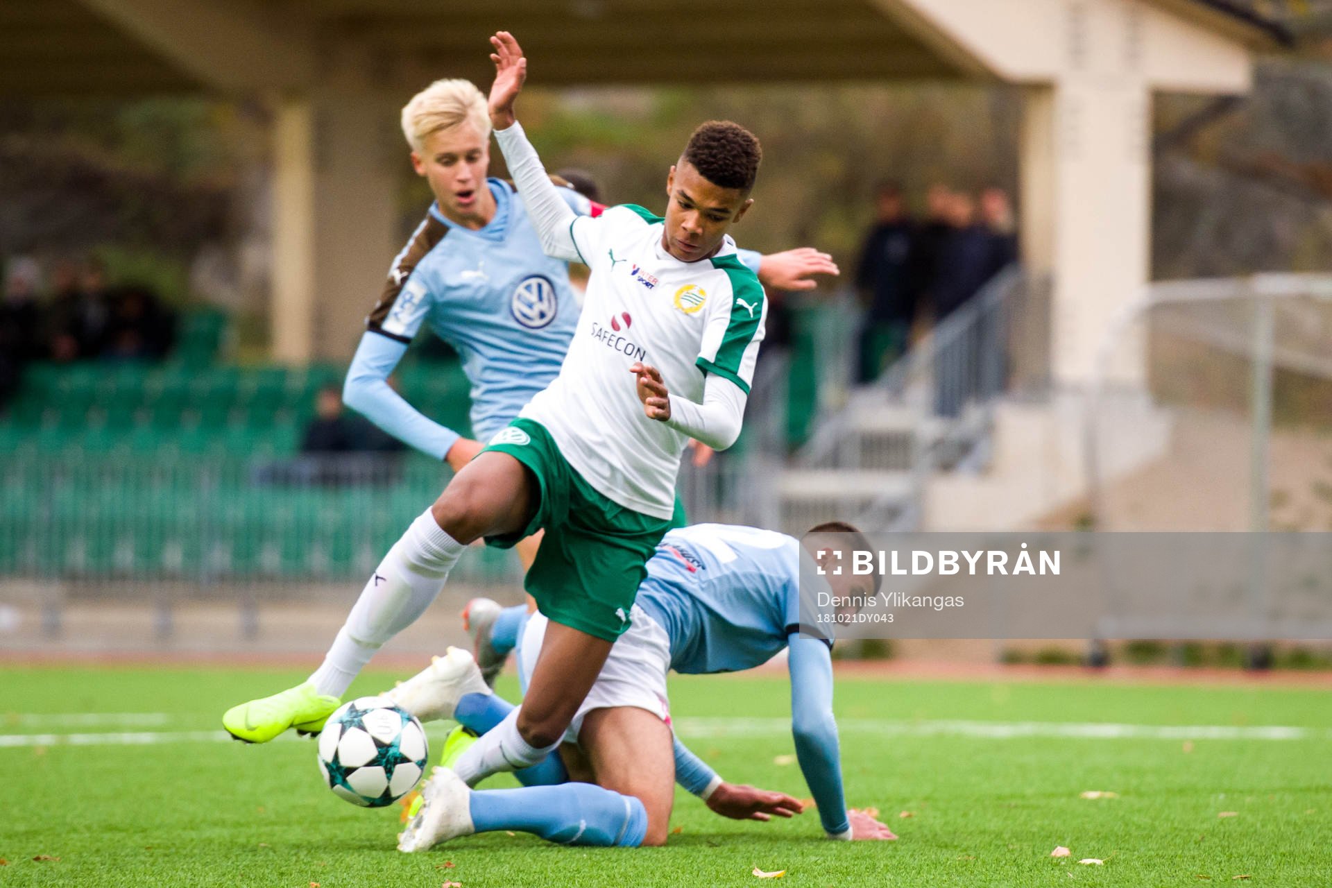 Hammarbys Emil Roback under fotbollsmatchen i U16 SM-finalen mellan Hammarby och Malmö den 21 oktober 2018 i Stockholm.