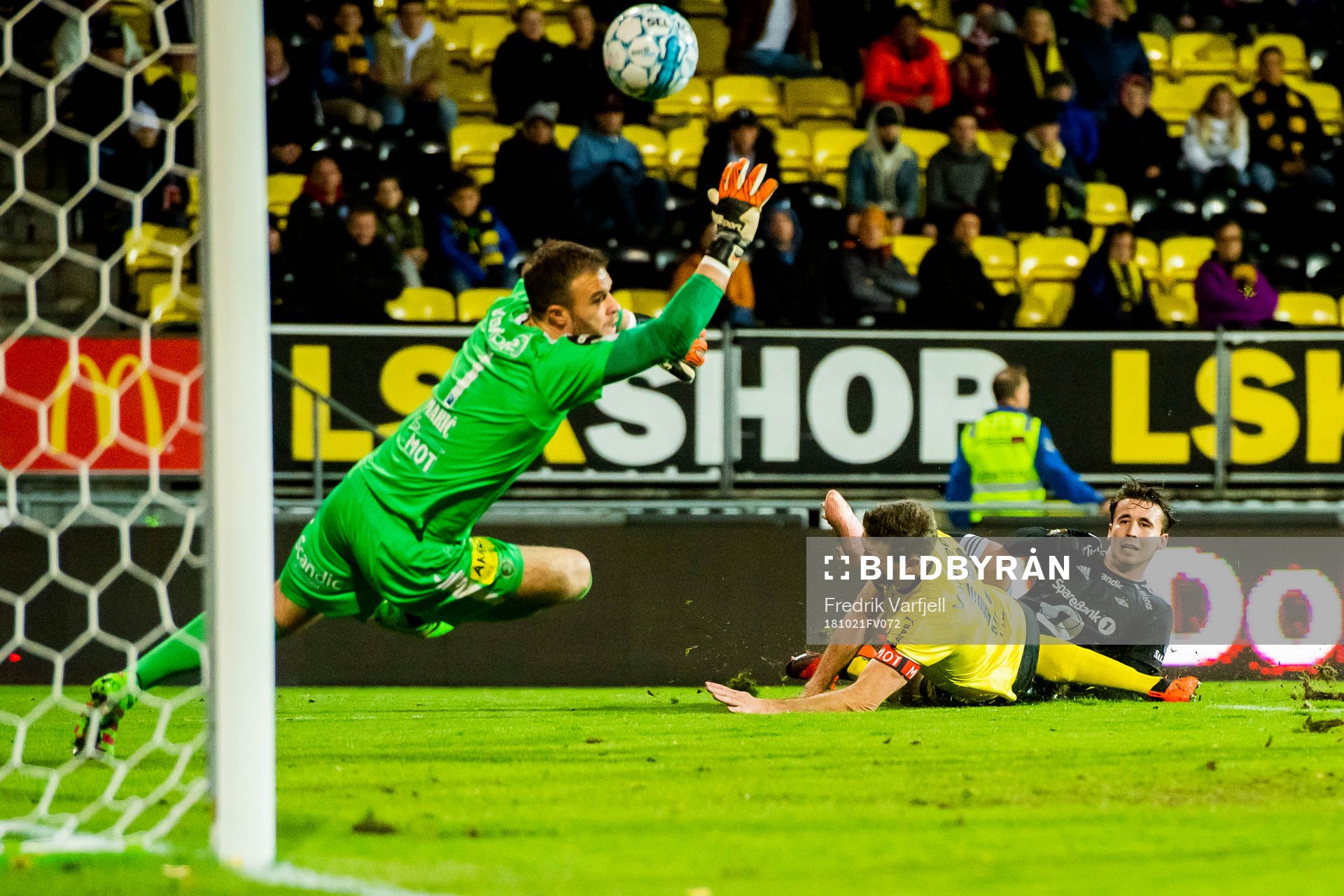 Goalkeeper Marko Maric of Lillestrøm, Frode Kippe of