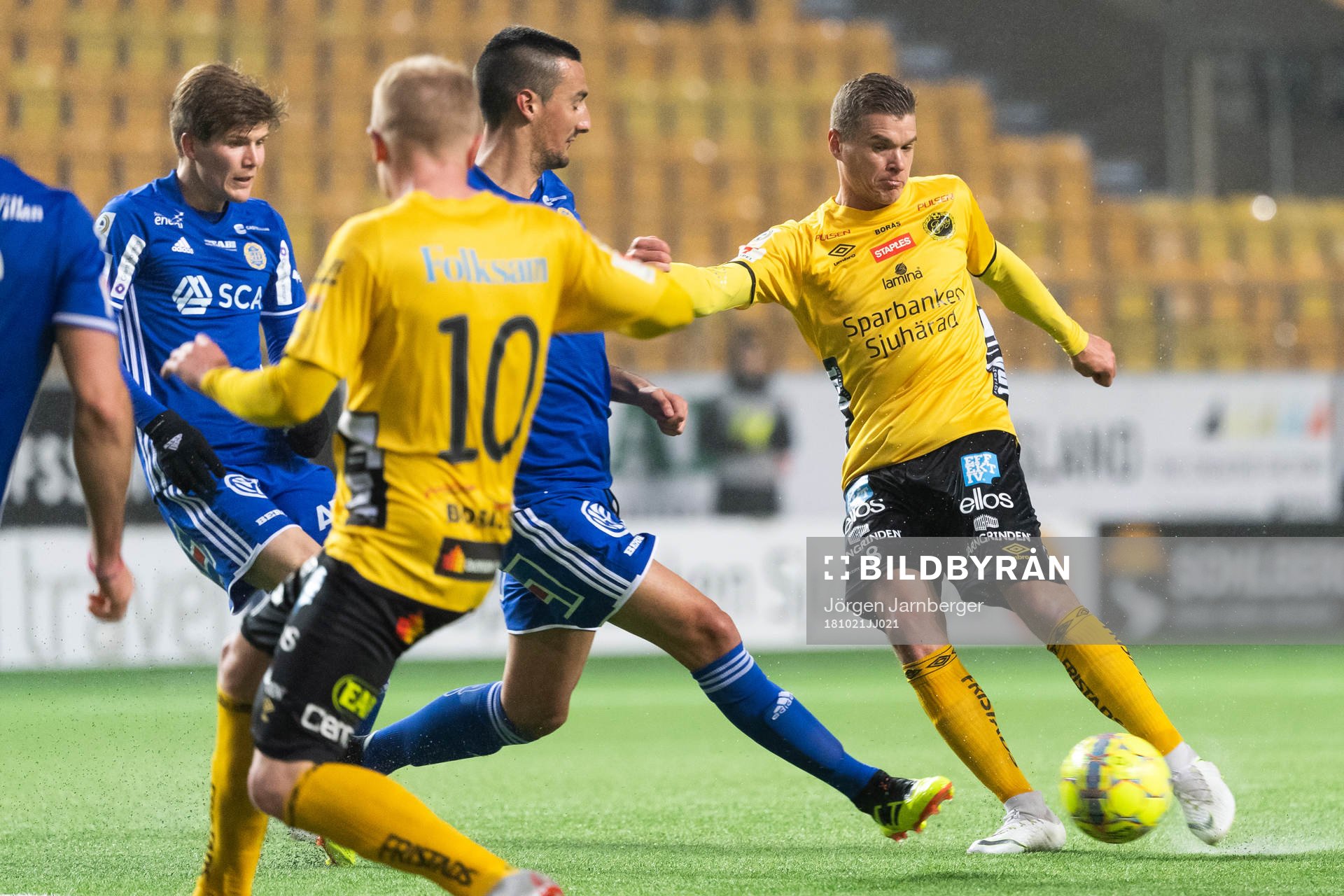 Elfsborgs Samuel Holmén och Sundsvalls Pol Moreno Sanchez