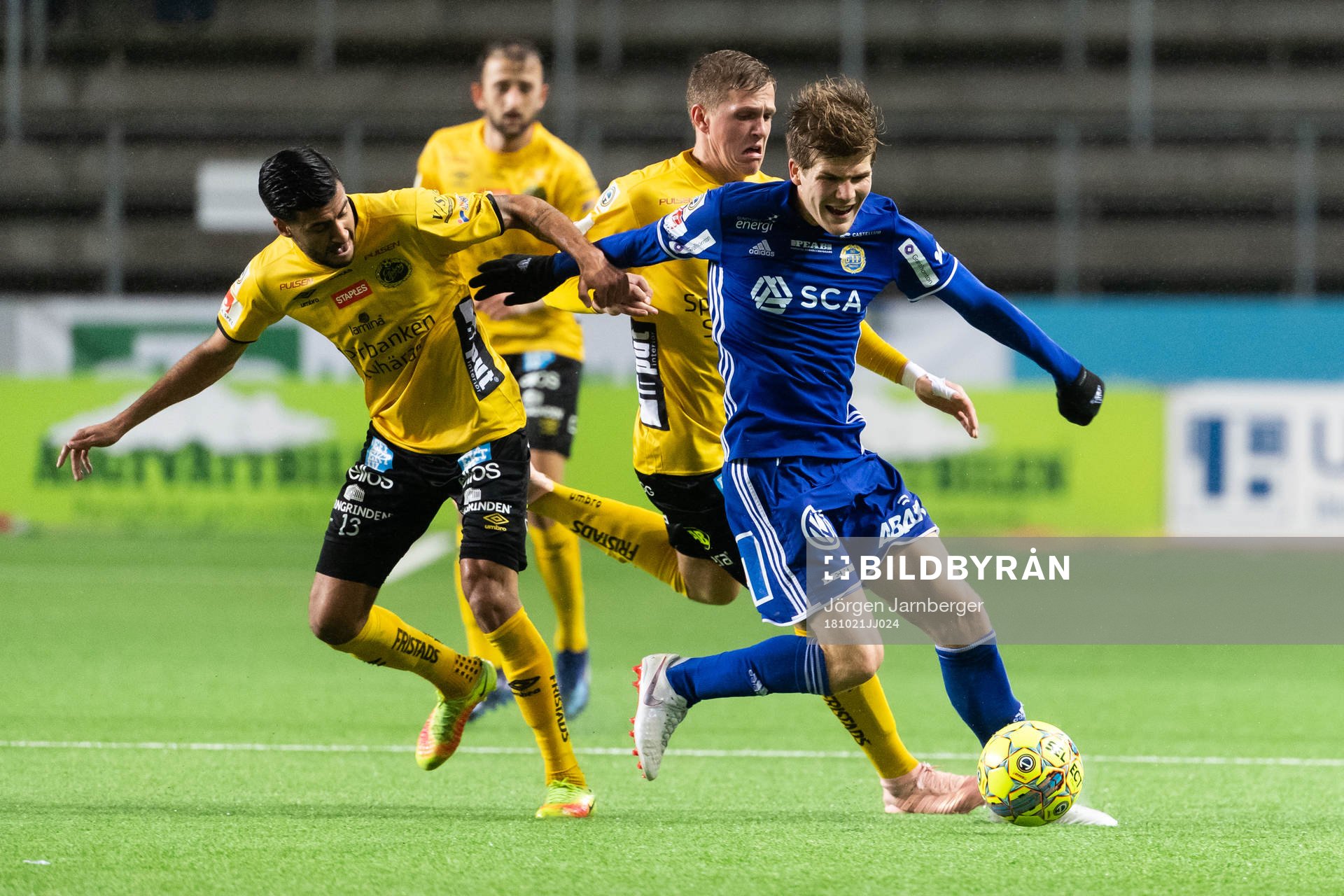 Sundsvalls Oliver Berg i kamp med Elfsborgs Rami Kaib och Joakim Nilsson under fotbollsmatchen i Allsvenskan mellan Elfsborg och Sundsvall den 21 oktober 2018 i Borås.