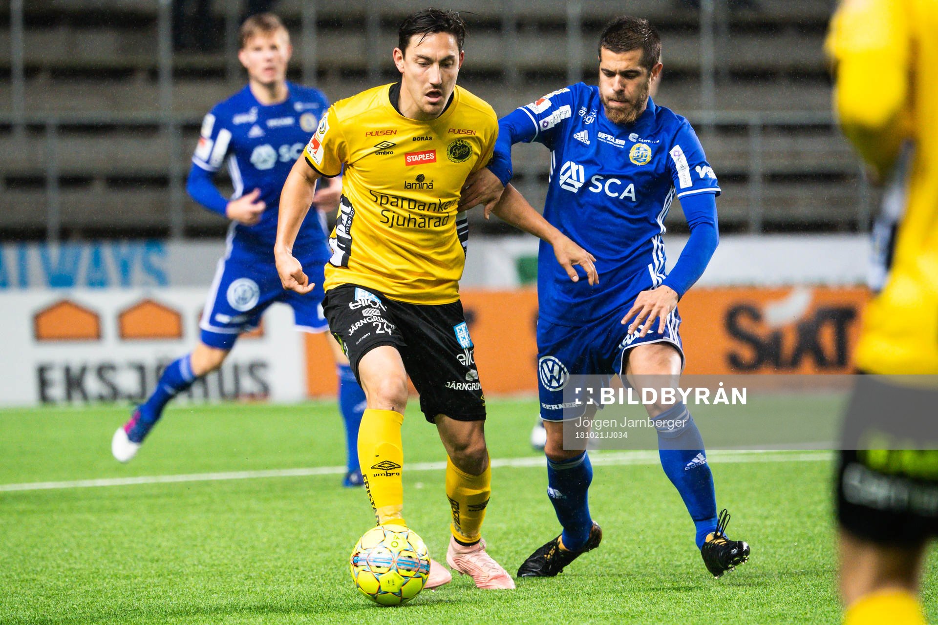 Elfsborgs Stefan Ishizaki och Sundsvalls Amaro Bahtijar under fotbollsmatchen i Allsvenskan mellan Elfsborg och Sundsvall den 21 oktober 2018 i Borås.