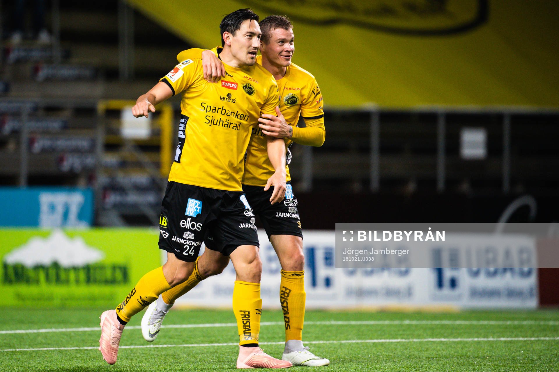 Elfsborgs Stefan Ishizaki och Samuel Holmén jublar efter 2-0 under fotbollsmatchen i Allsvenskan mellan Elfsborg och Sundsvall den 21 oktober 2018 i Borås.