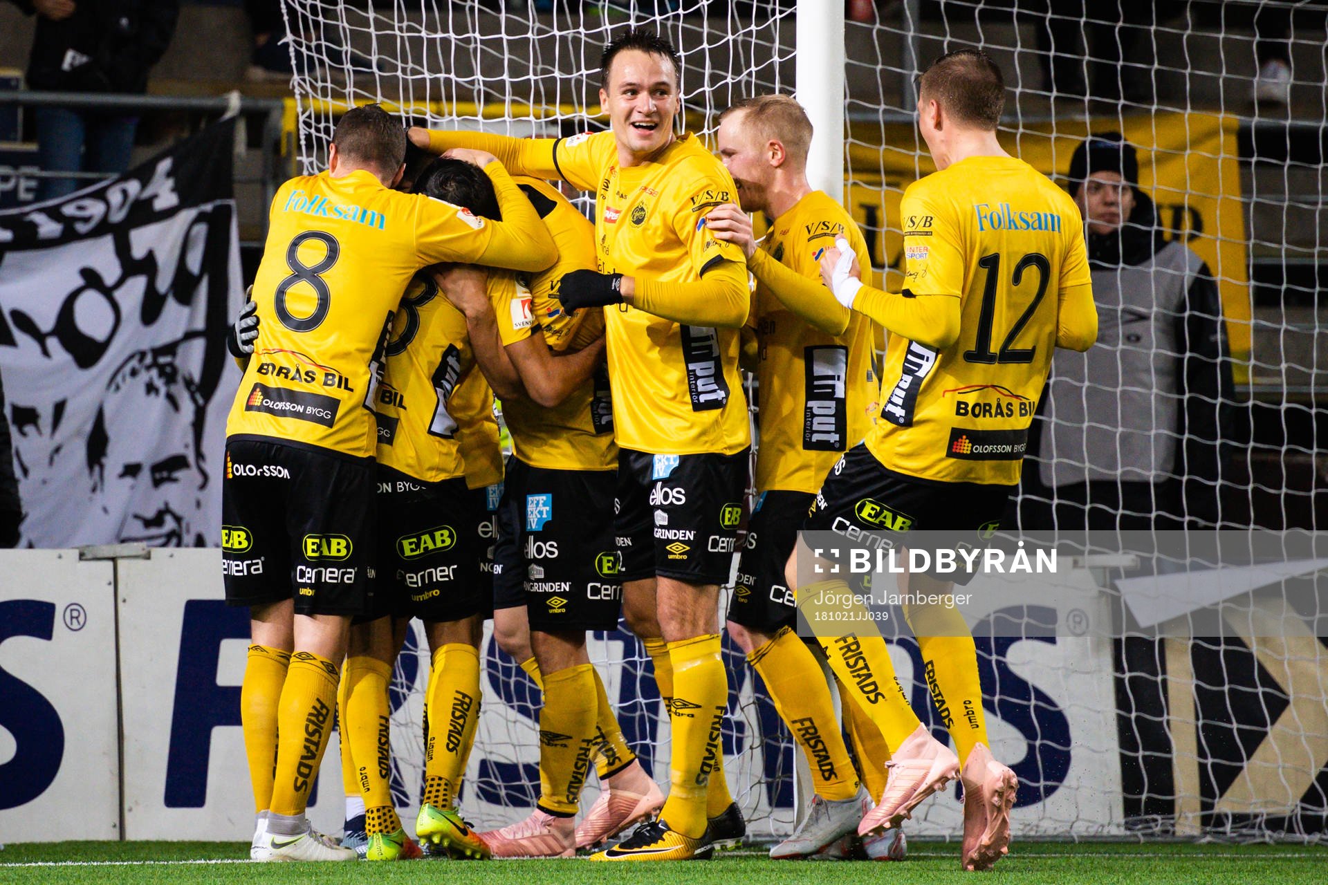 Elfsborgs Stefan Ishizaki blir omkramad av lagkamrater