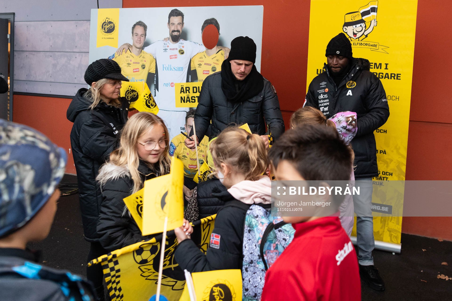 Elfsborgs Per Frick och Chinedu Obasi skriver autografer