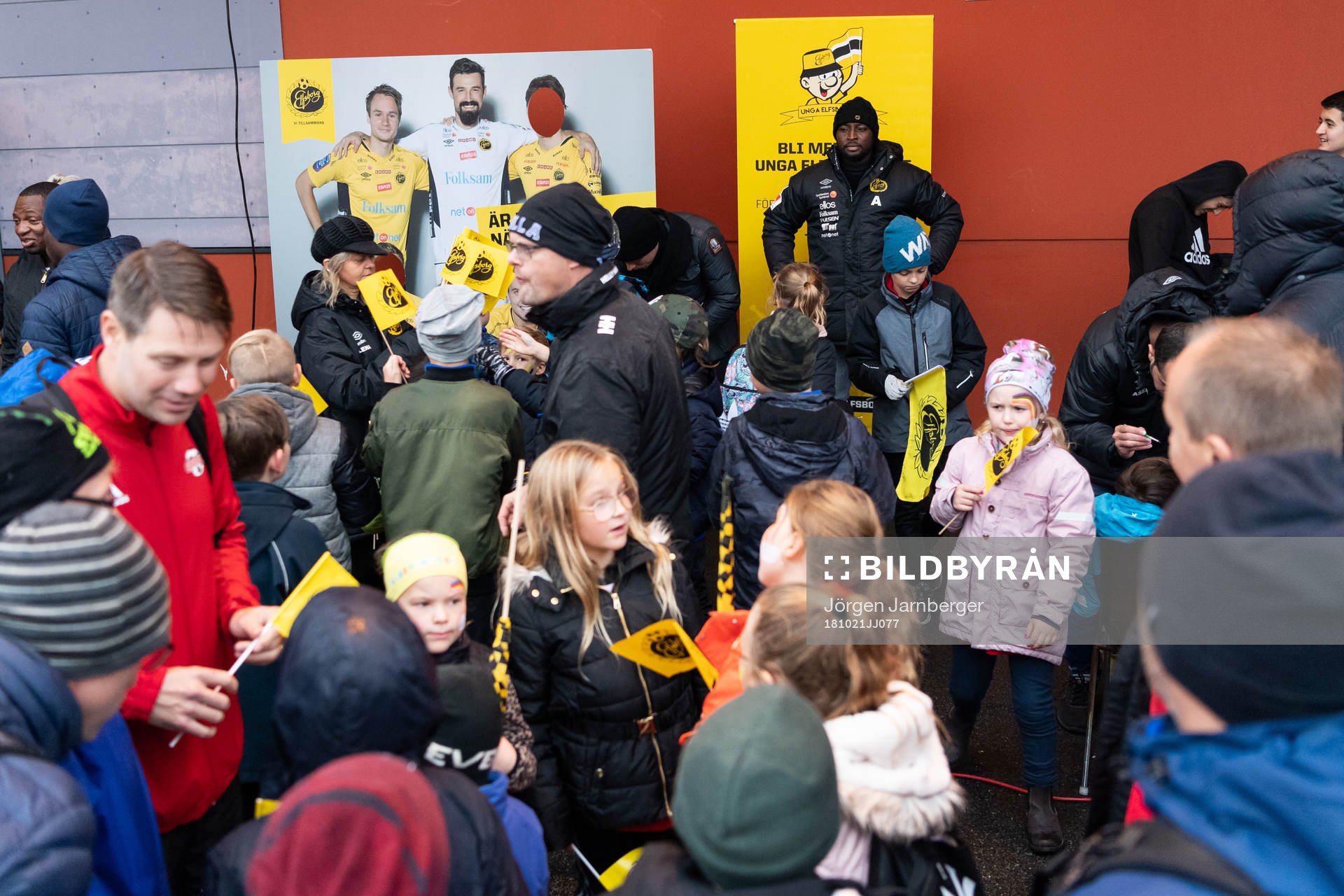 Elfsborgs Per Frick och Chinedu Obasi skriver autografer