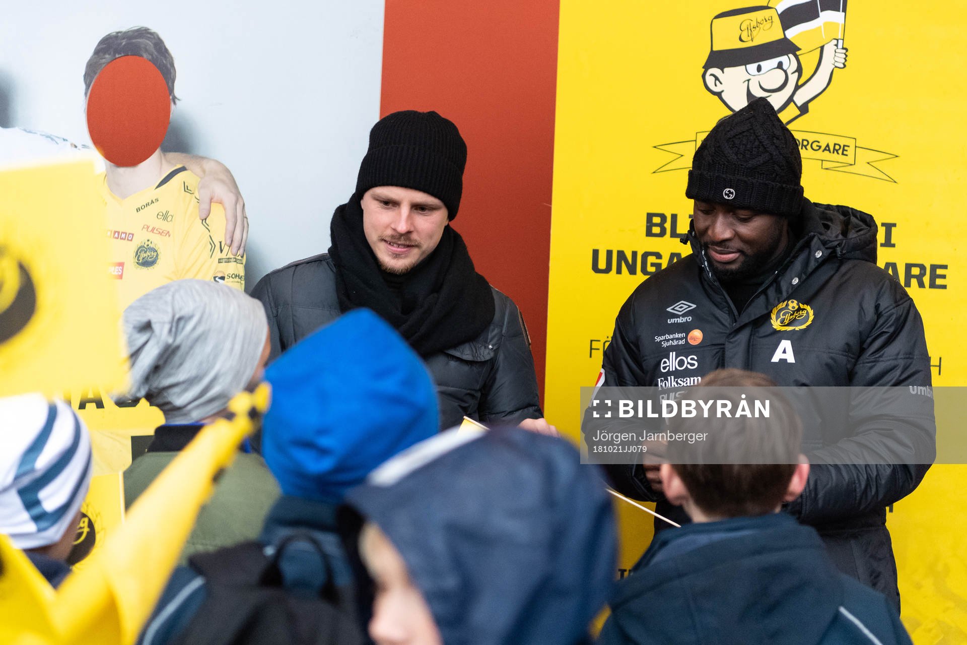 Elfsborgs Per Frick och Chinedu Obasi skriver autografer