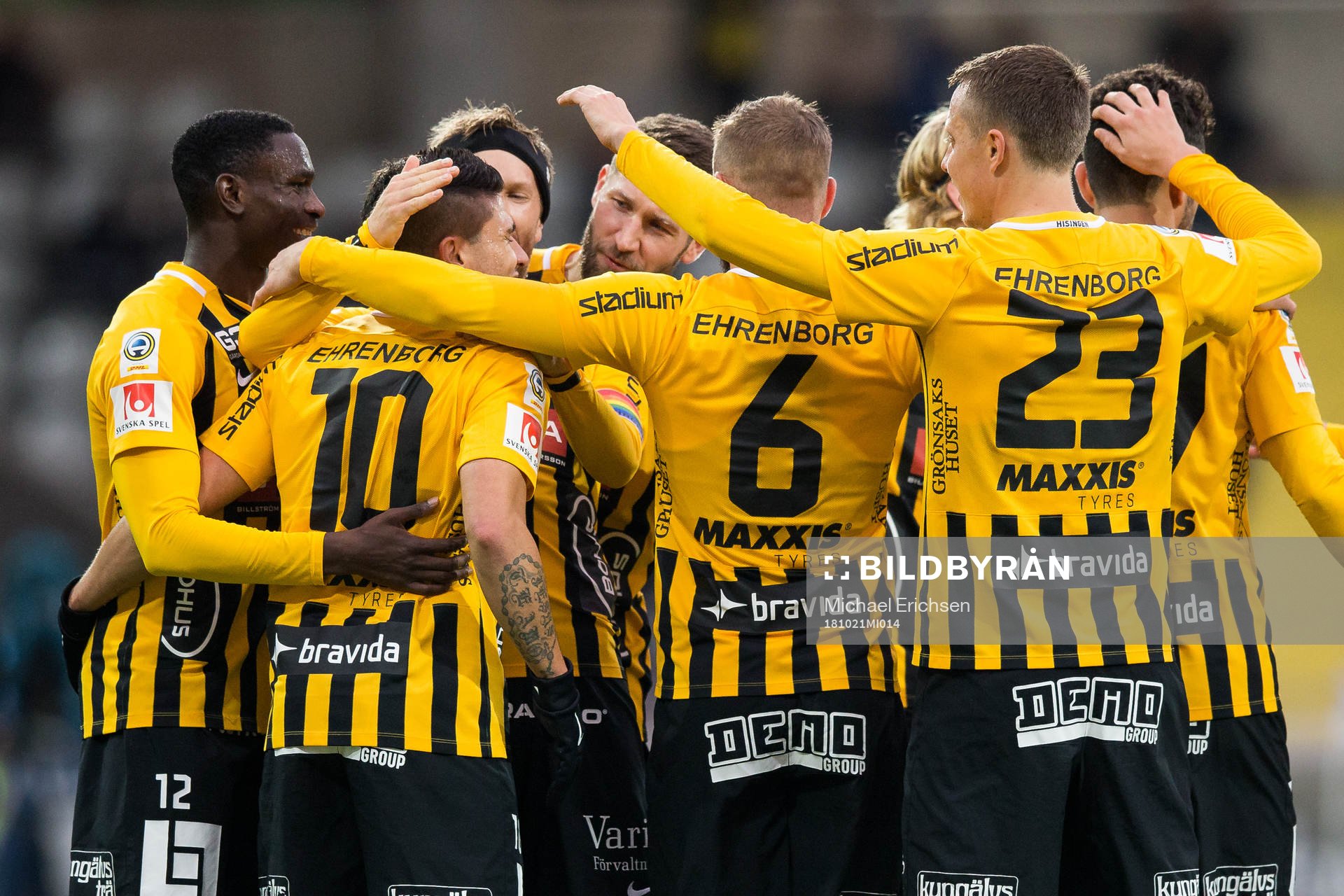 Häckens Paulinho jublar med lagkamrater