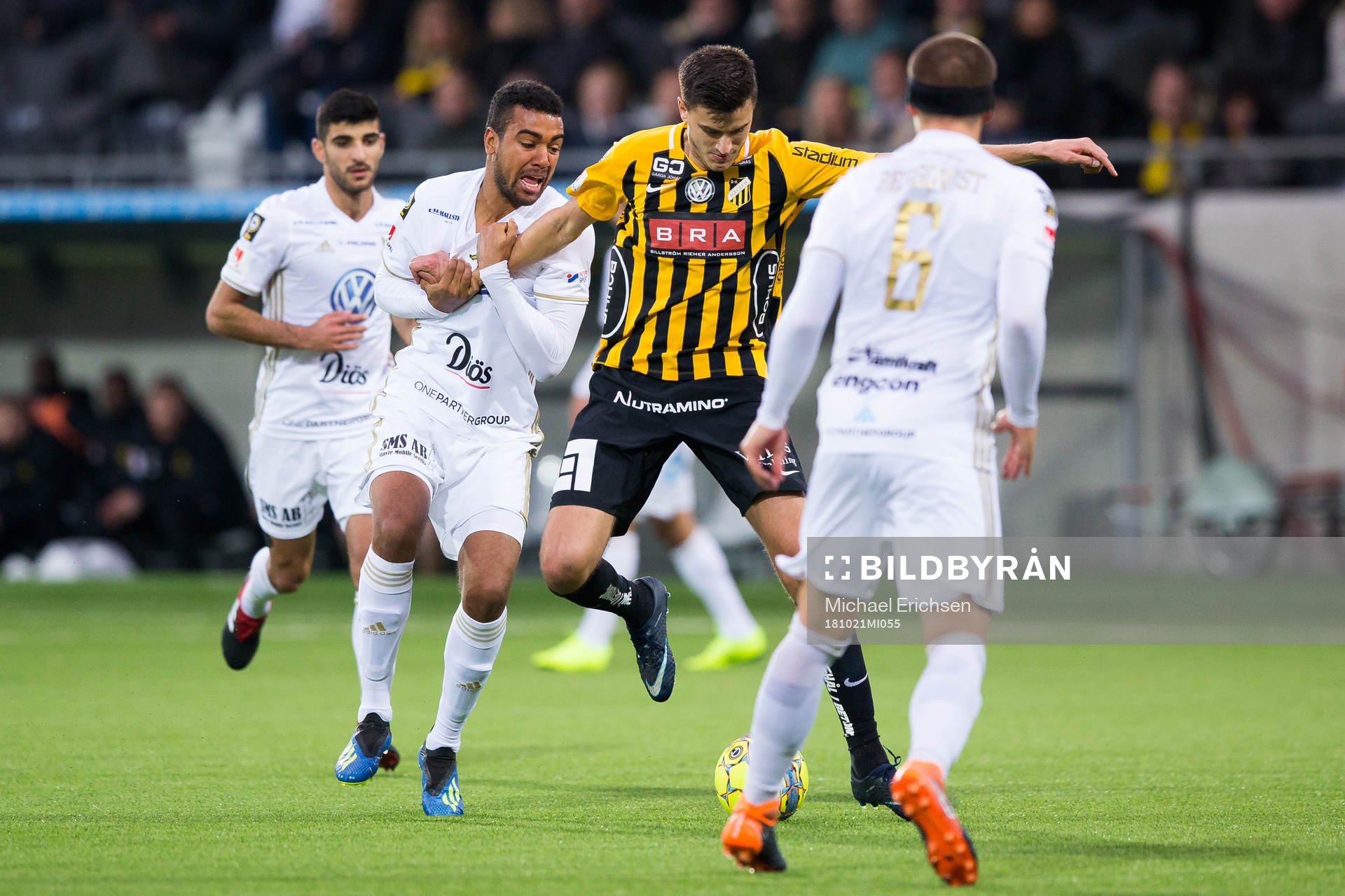 Östersunds Noah Sonko Sundberg drar Häckens Alexander