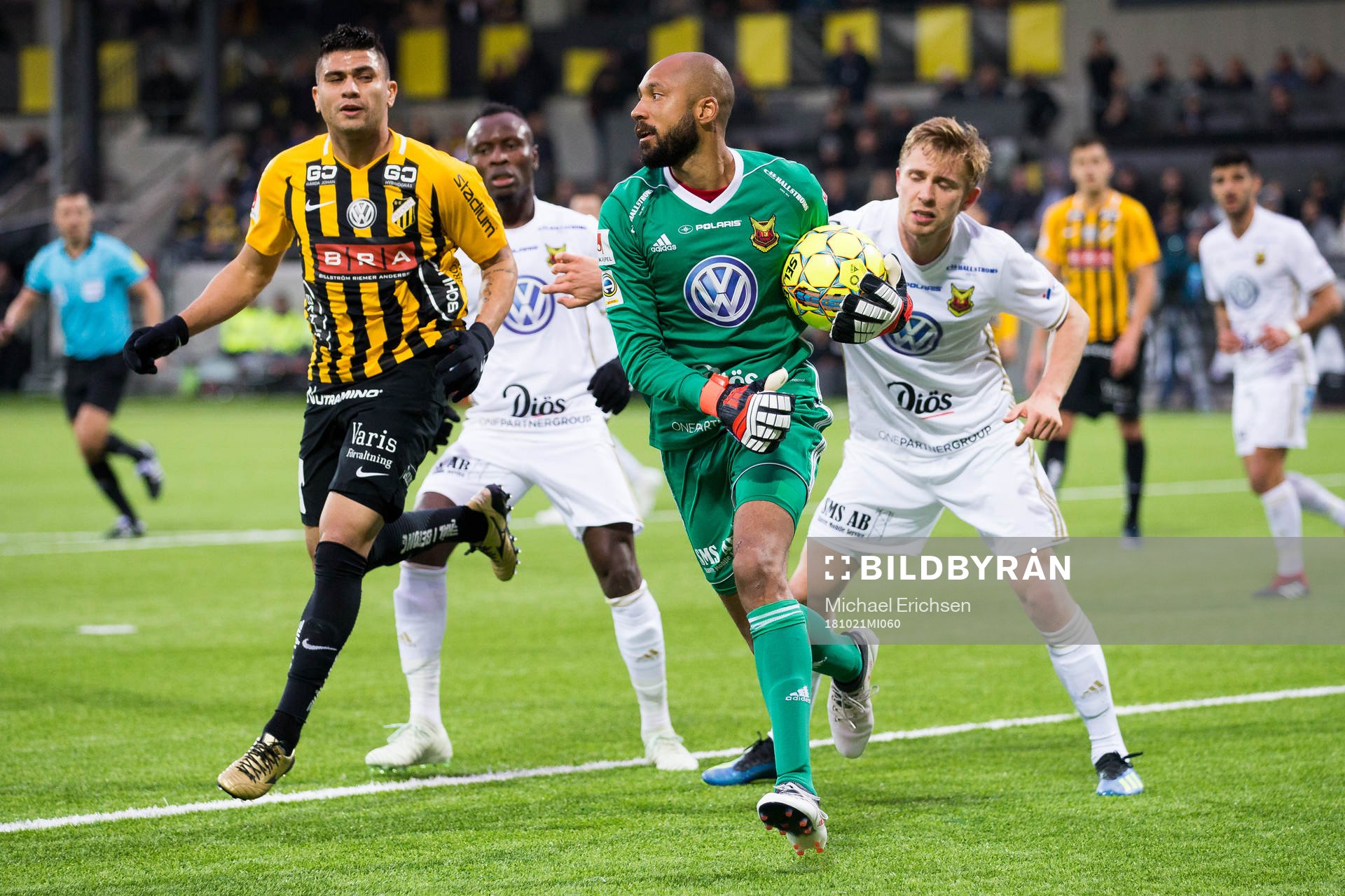 Östersunds målvakt Aly Keita tar bollen före Häckens