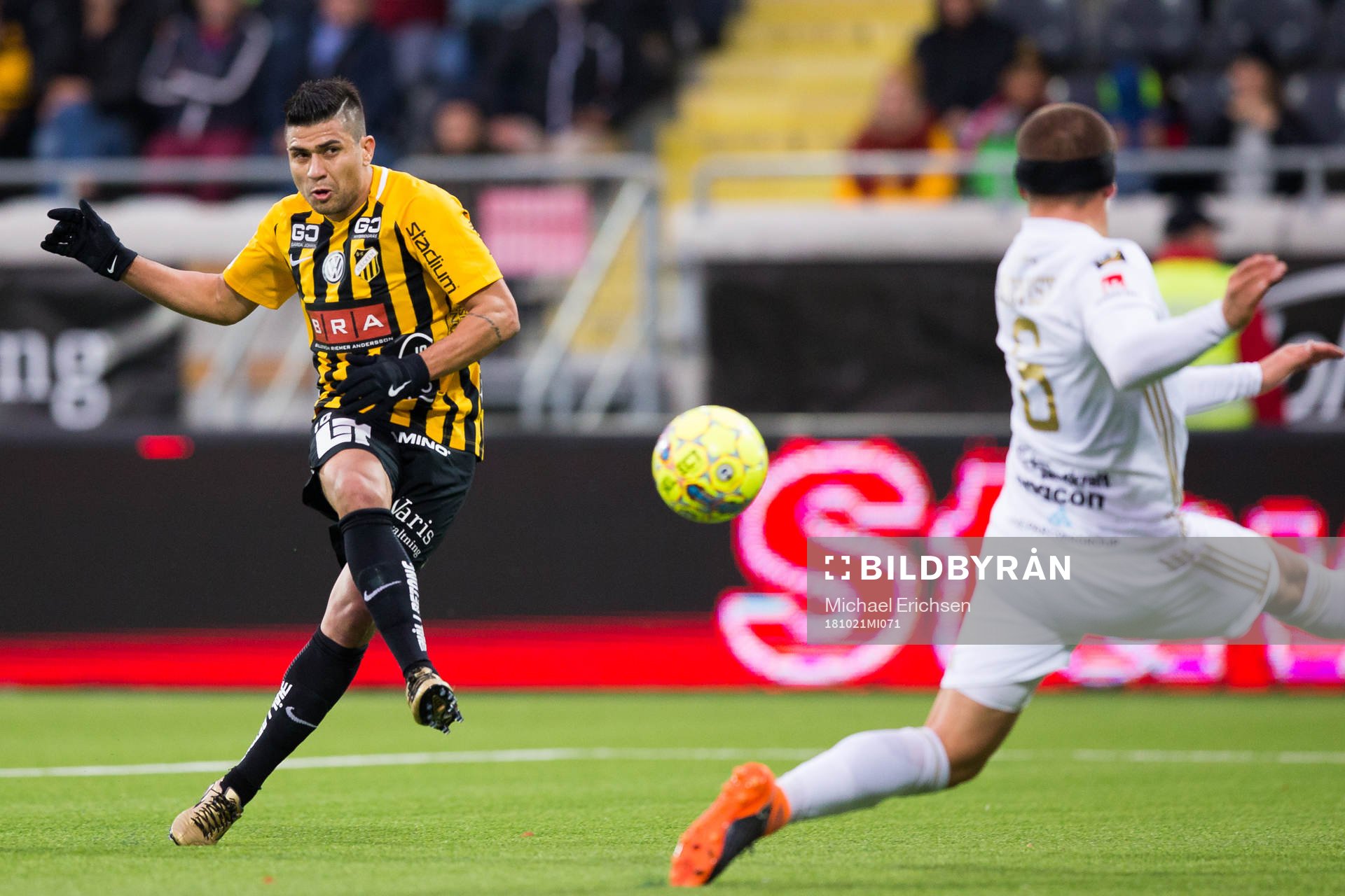 Häckens Paulinho skjuter ett skott under fotbollsmatchen i allsvenskan mellan Häcken och Östersund den 21 oktober 2018 i Göteborg.