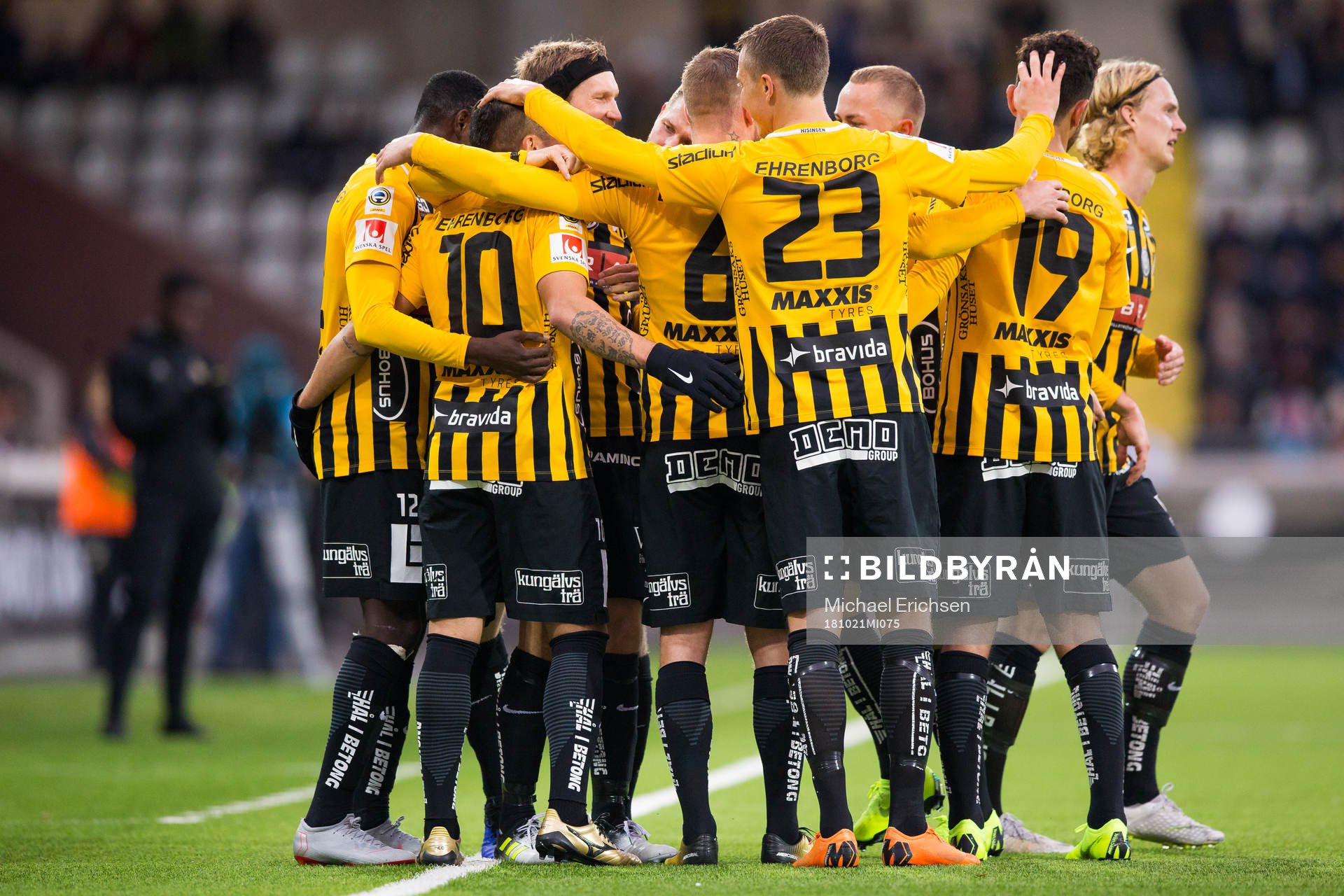 Häckens Paulinho jublar med lagkamrater
