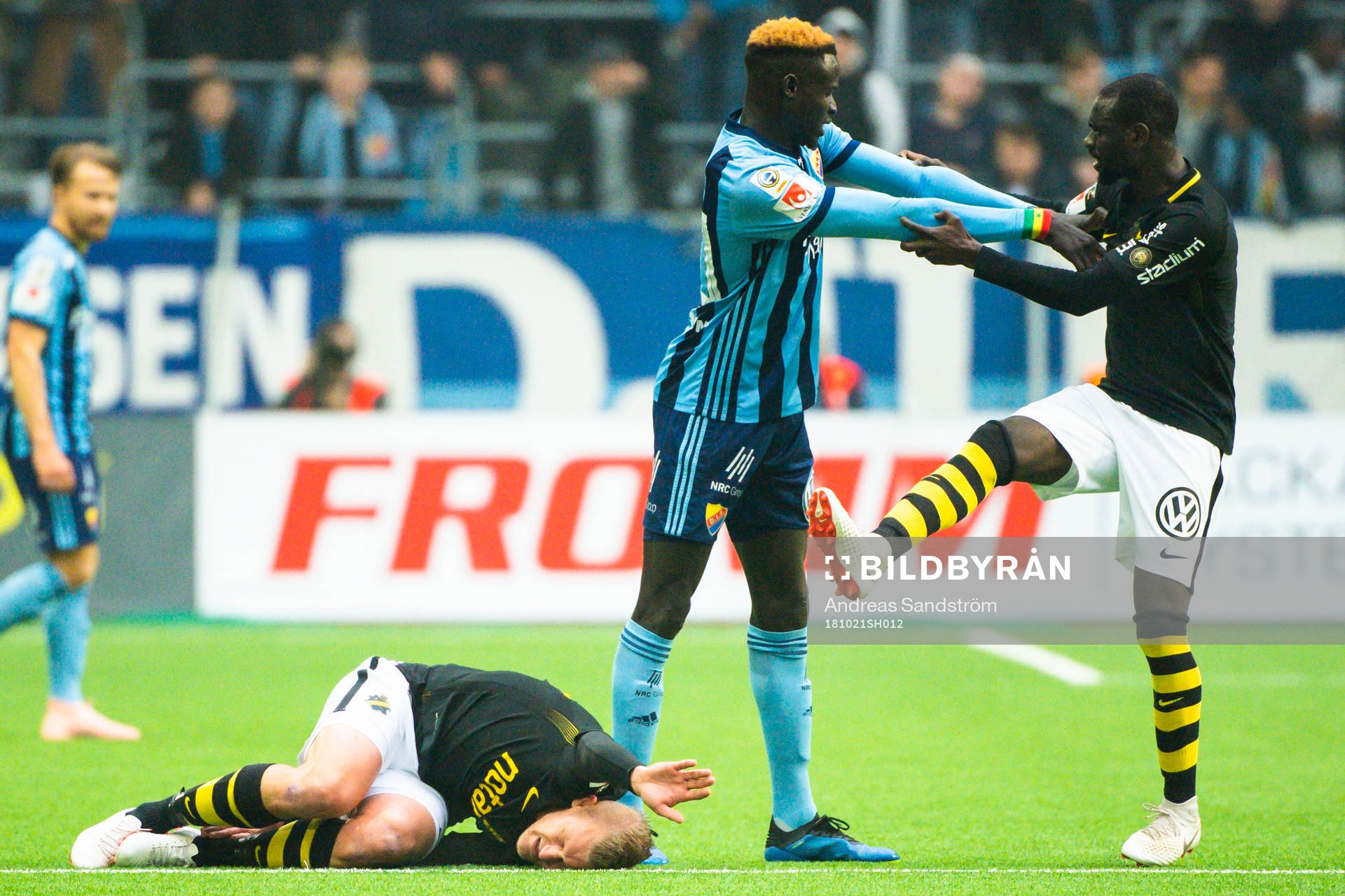 s Tarik Elyounoussi diskuterar med Djurgårdens Aliou Badji