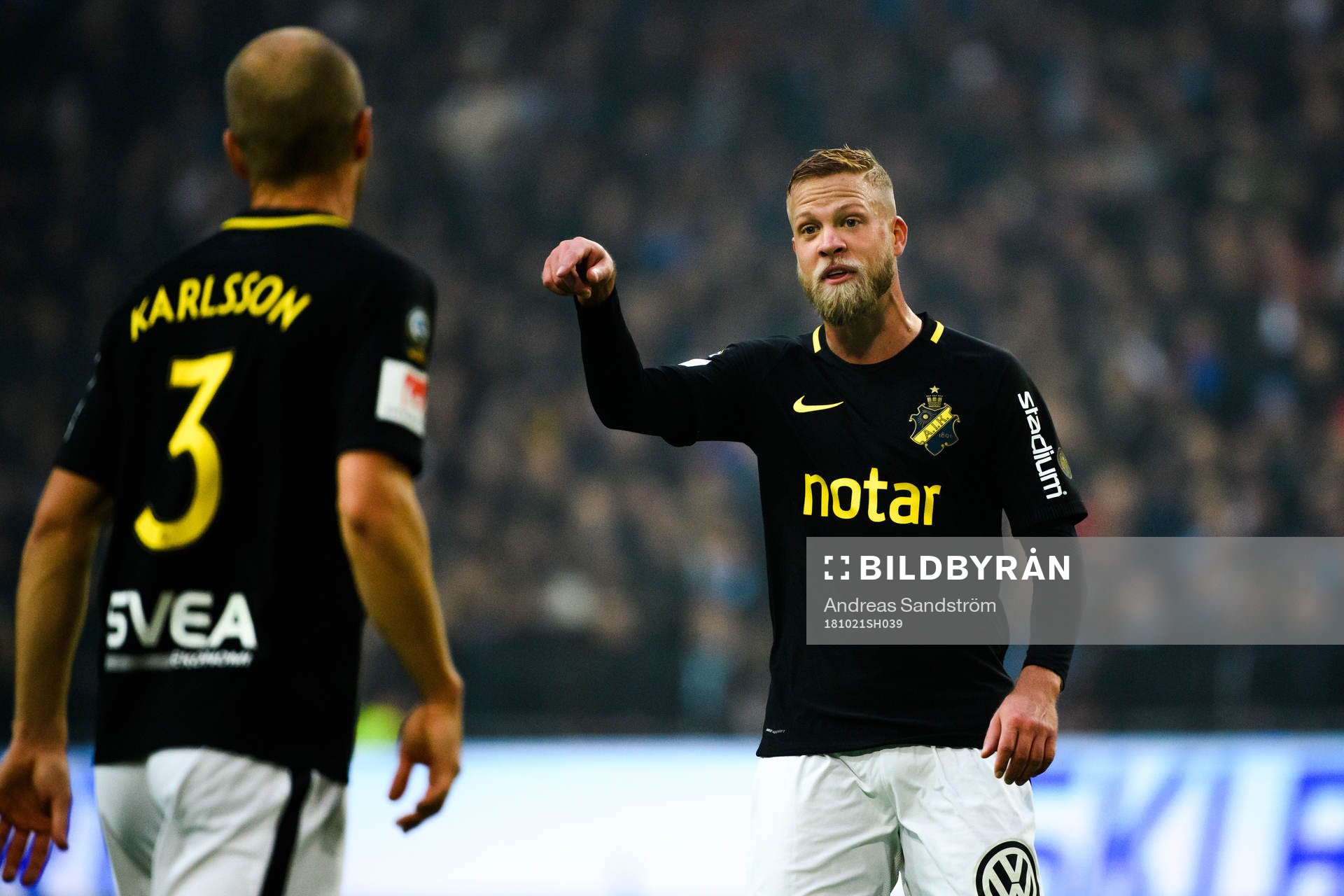 AIK:s Per Karlsson och Daniel Sundgren under fotbollsmatchen i Allsvenskan mellan Djurgården och AIK den 21 oktober 2018 i Stockholm.