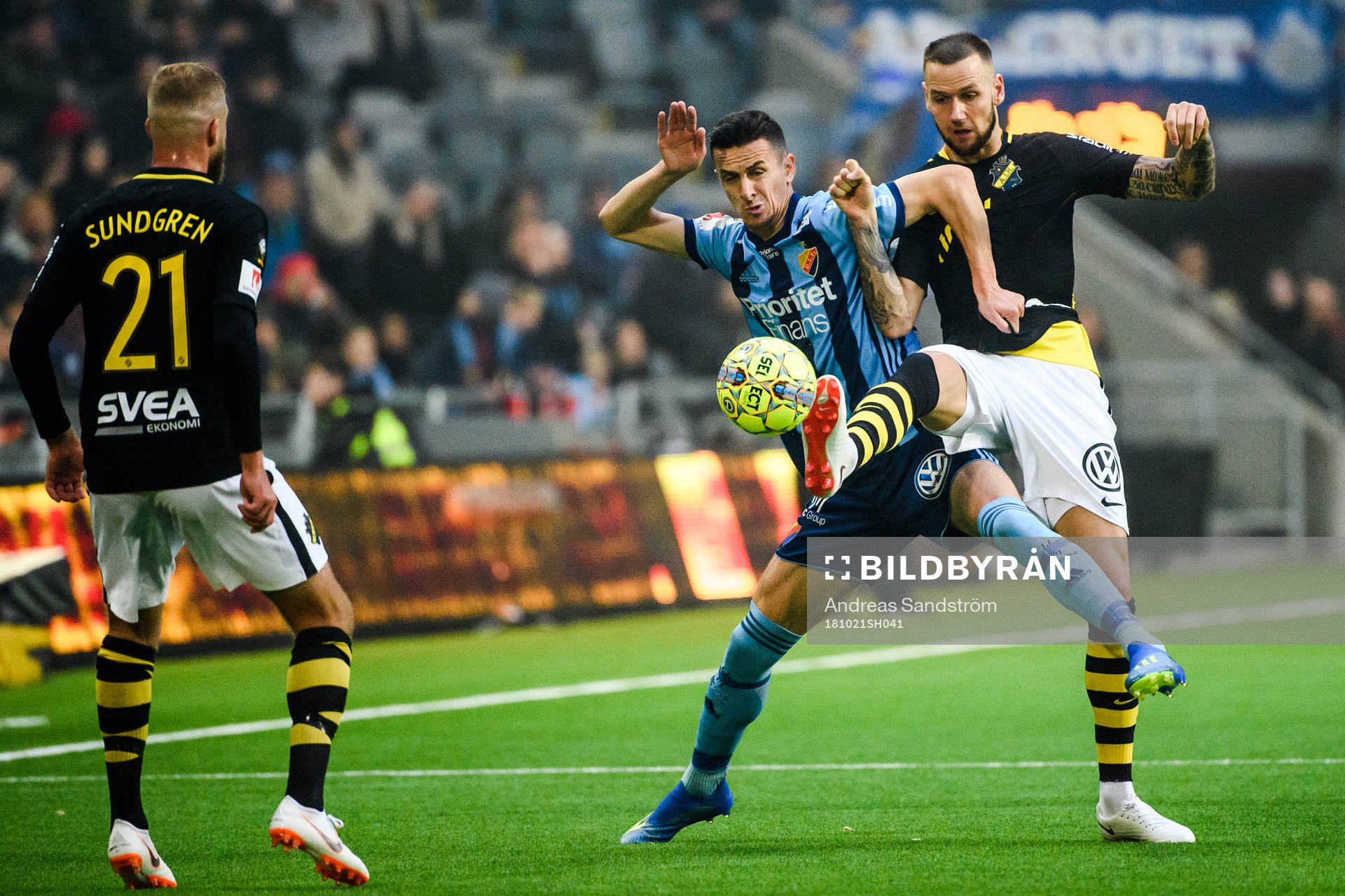s Daniel Sundgren och Alexander Milosevic försvarar mot